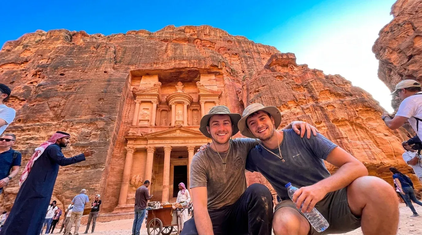 Cestovatelé u Petra Treasury, Jordan – 14denní prohlídka Egypta a Jordánska