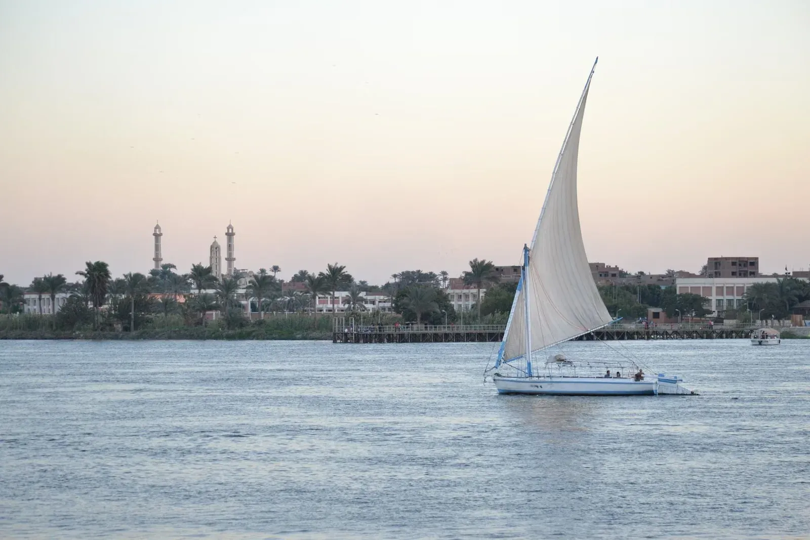 Nile cruise between Luxor and Aswan – Aventura Familiar en Egipto: 14 Días en El Cairo, Nilo, Mar Rojo