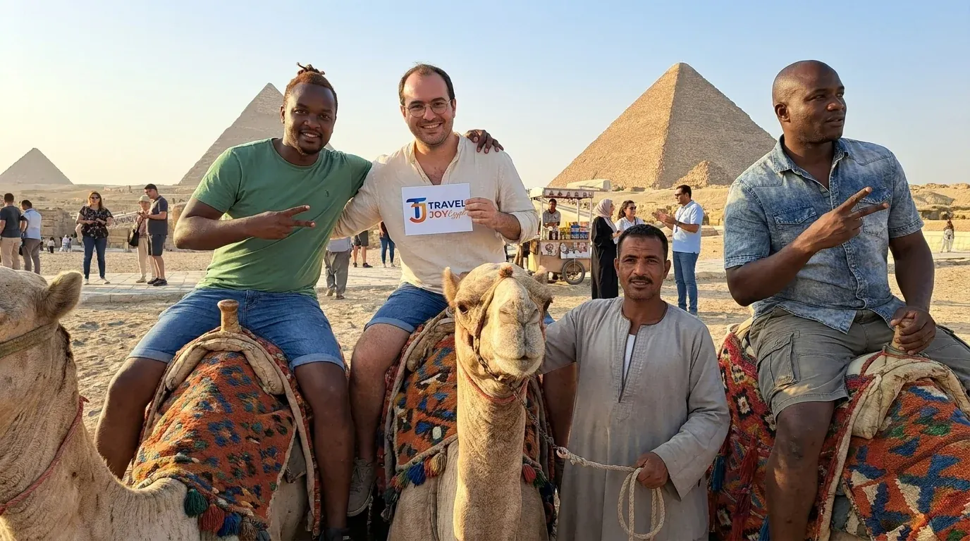 Viajeros en Camel ride in the desert – Aventura Familiar en Egipto: 14 Días en El Cairo, Nilo, Mar Rojo