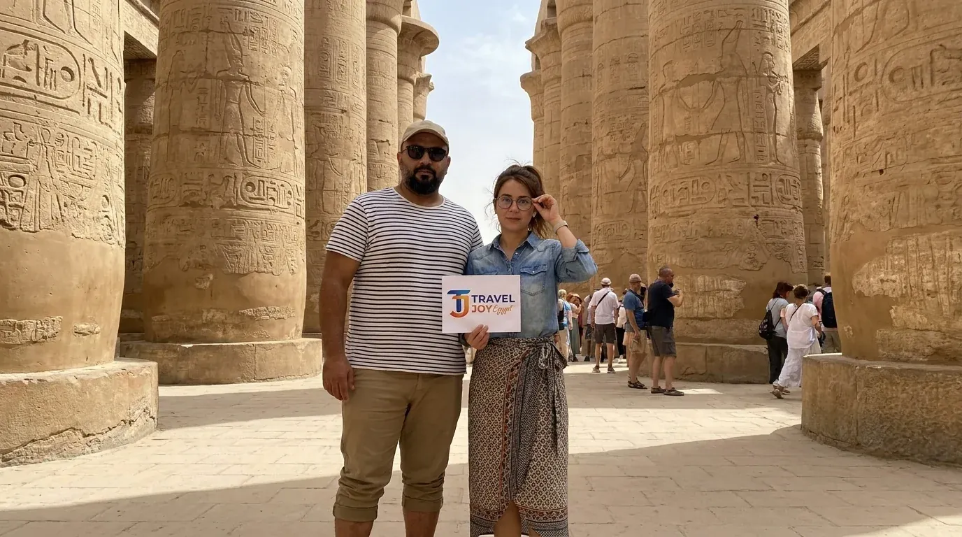 Viajantes em Karnak Temple, Luxor – Tour de Luxo no Egito e Cruzeiro pelo Nilo de 14 Dias