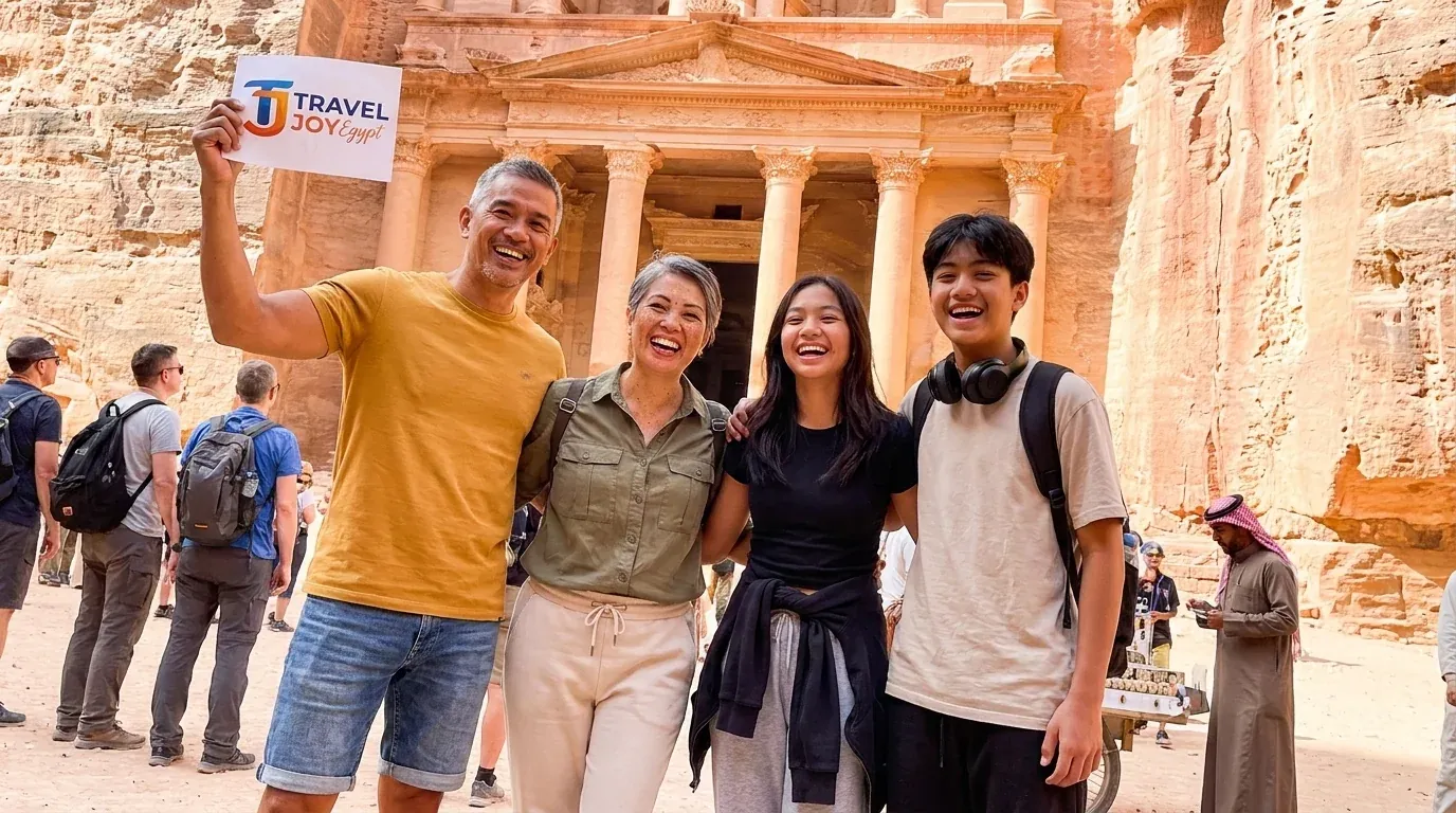 Viajeros en Petra Treasury, Jordan – Egipto, Jordania y Turquía Tour de 15 Días