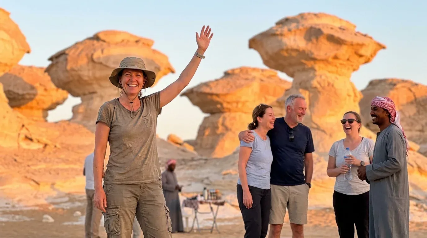 Viajeros en White Desert, Farafra – Egipto y Turquía Gran Tour: Pirámides, Siwa y Gobeklitepe
