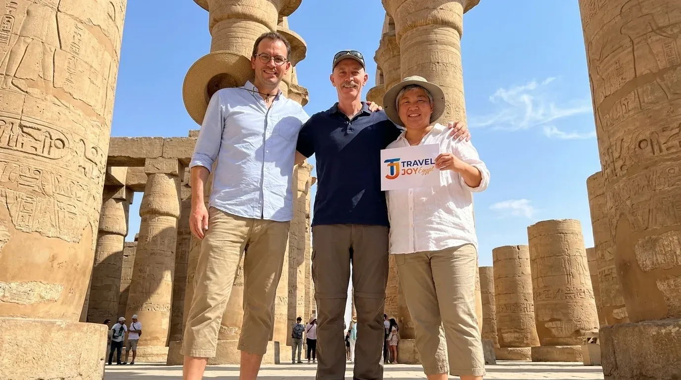 Cestovatelé u Karnak Temple, Luxor – 15 Days Egypt & Jordan Tours, Káhira, plavba po Nilu, Dahab