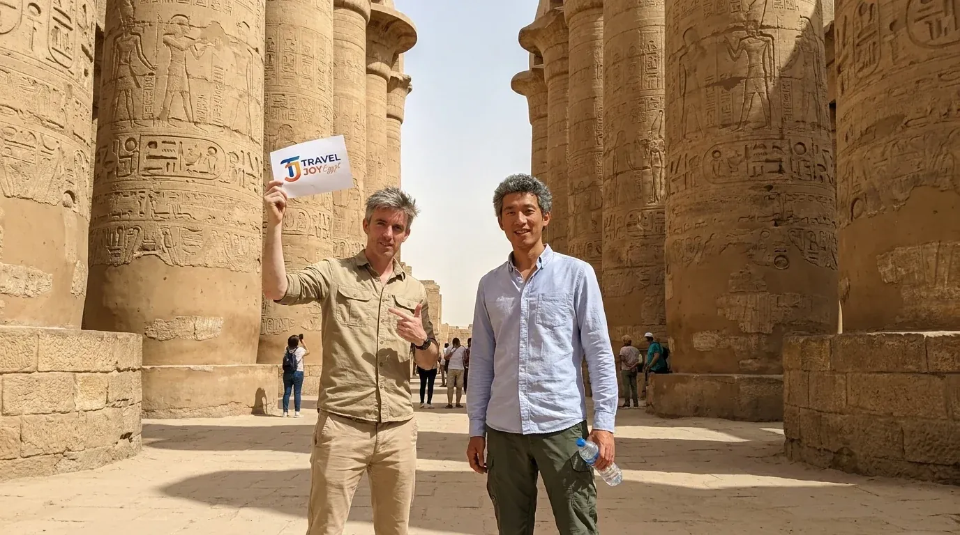 Reisende bei Karnak Temple, Luxor – Große 15-tägige Ägypten-Tour: Pharaonen bis Rotes Meer