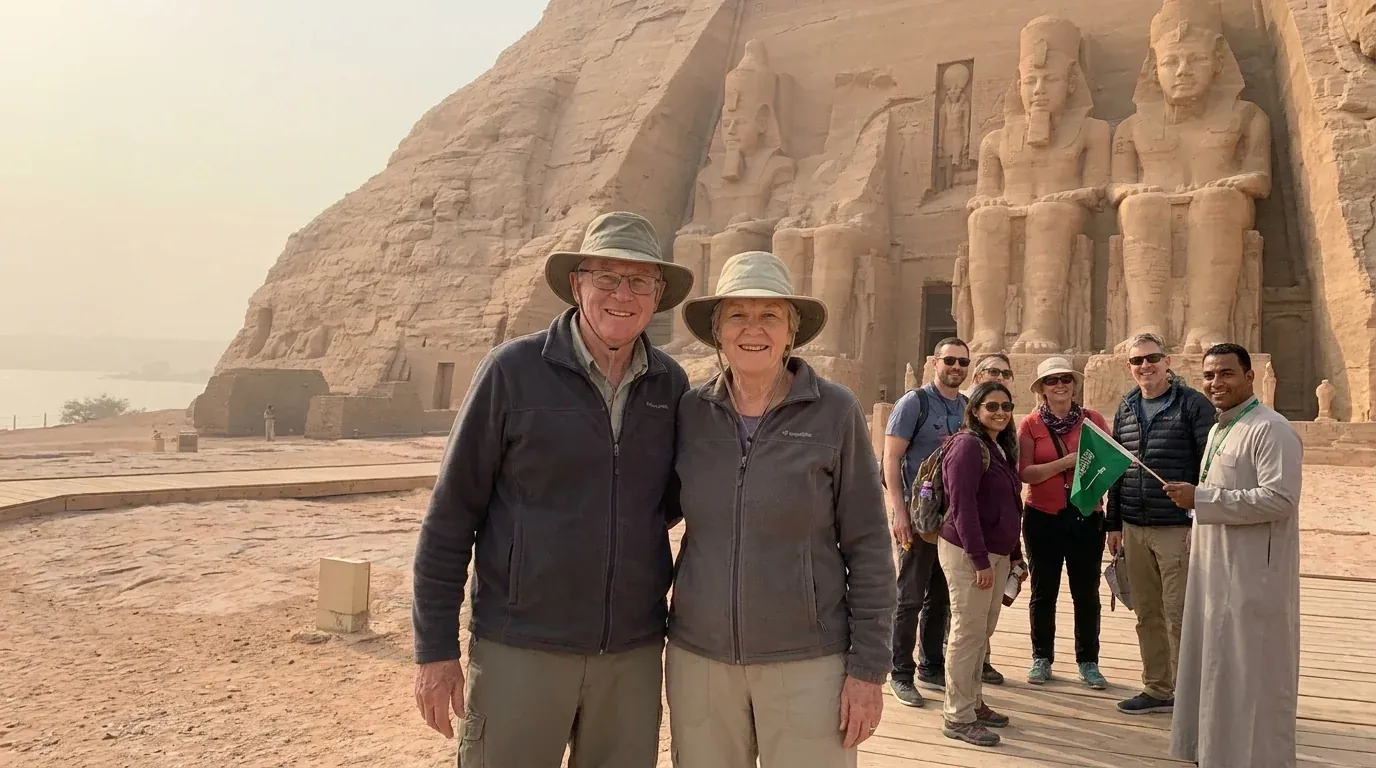 Viajeros en Abu Simbel Temples, Aswan – Aventura Ultimate Egipto y Desierto de Siwa de 15 Días