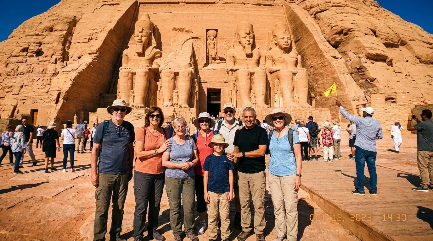 Viajeros en Abu Simbel Temples, Aswan – Egipto y Jordania Gran Tour: El Cairo, Nilo, Petra