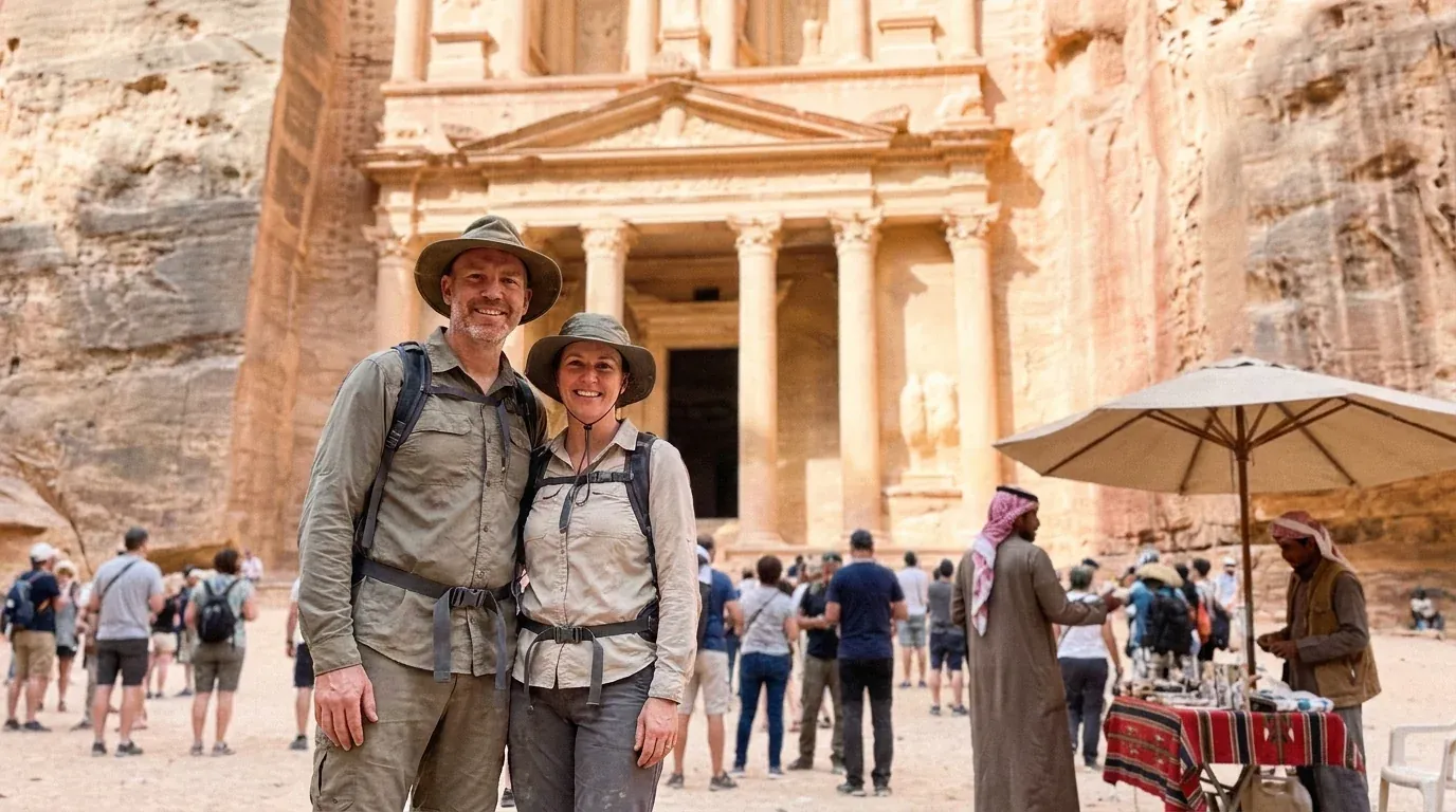 Viajeros en Petra Treasury, Jordan – Egipto y Jordania Gran Tour: El Cairo, Nilo, Petra