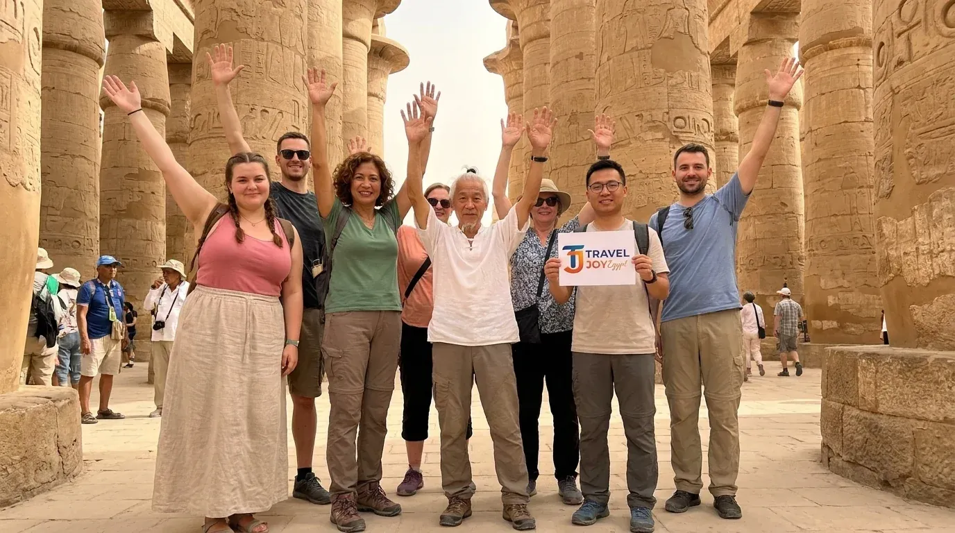 Cestovatelé u Karnak Temple, Luxor – Egypt, Jordánsko a Turecko: 16denní velká cesta