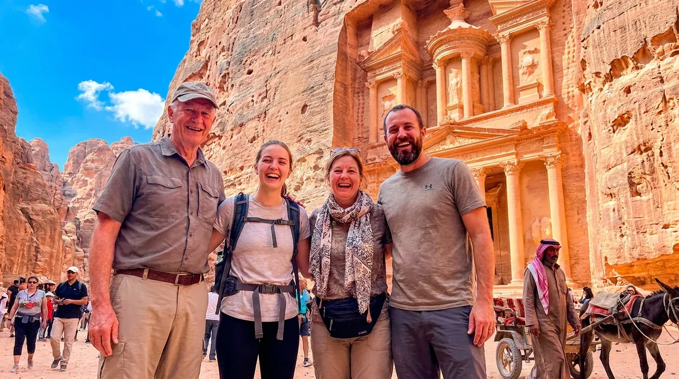 Cestovatelé u Petra Treasury, Jordan – Egypt, Jordánsko a Turecko: 16denní velká cesta