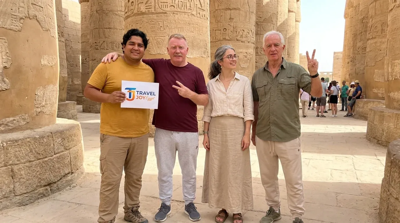 Viajeros en Karnak Temple, Luxor – Tour de Descubrimiento Definitivo de Egipto de 16 Días