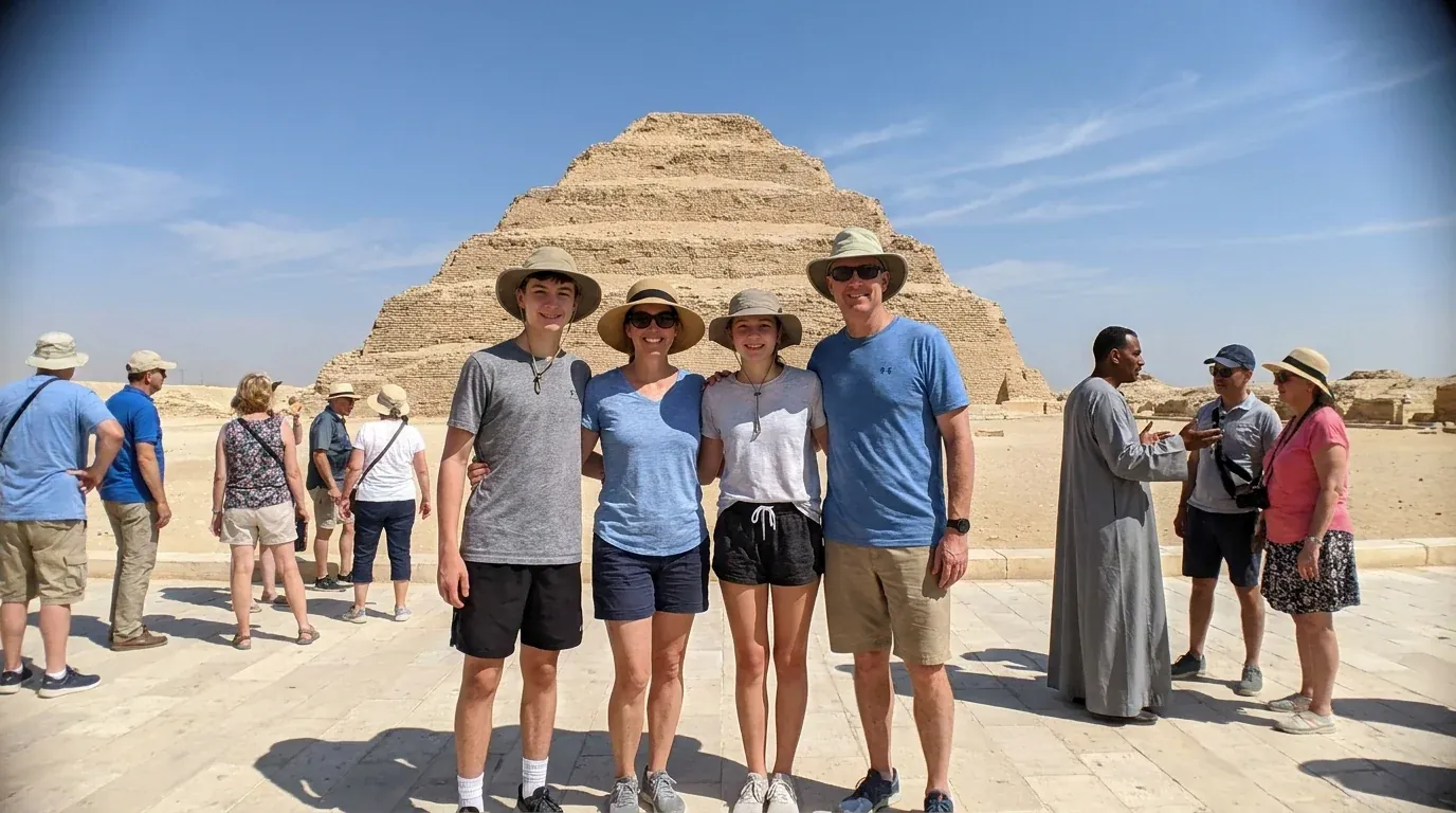 Viajeros en Step Pyramid of Djoser, Saqqara – Tour de Descubrimiento Definitivo de Egipto de 16 Días