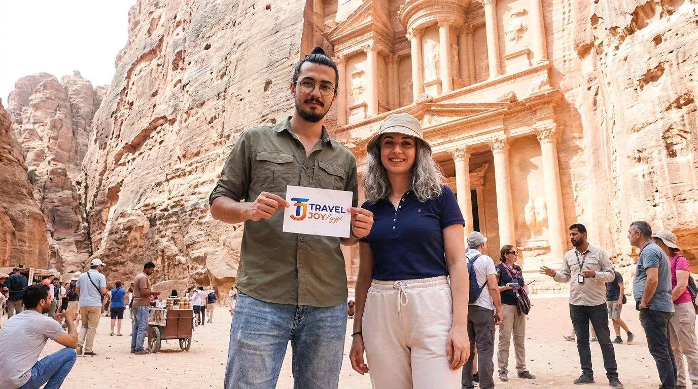 Viajantes em Petra Treasury, Jordan – Egito, Jordânia e Turquia: Tour Grand de 17 Dias