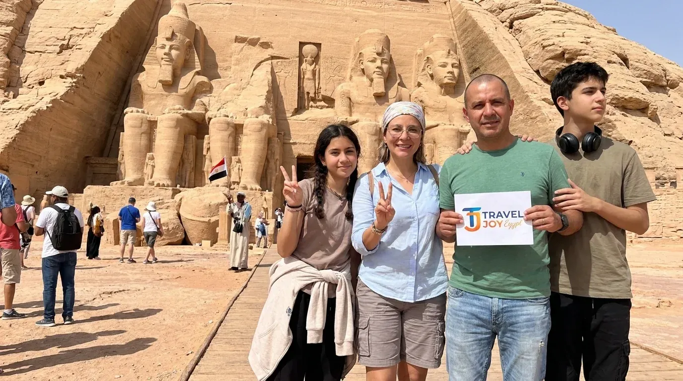 Reisende bei Abu Simbel Temples, Aswan – 17-tägige große Ägypten-Odyssee: Pyramiden bis Siwa