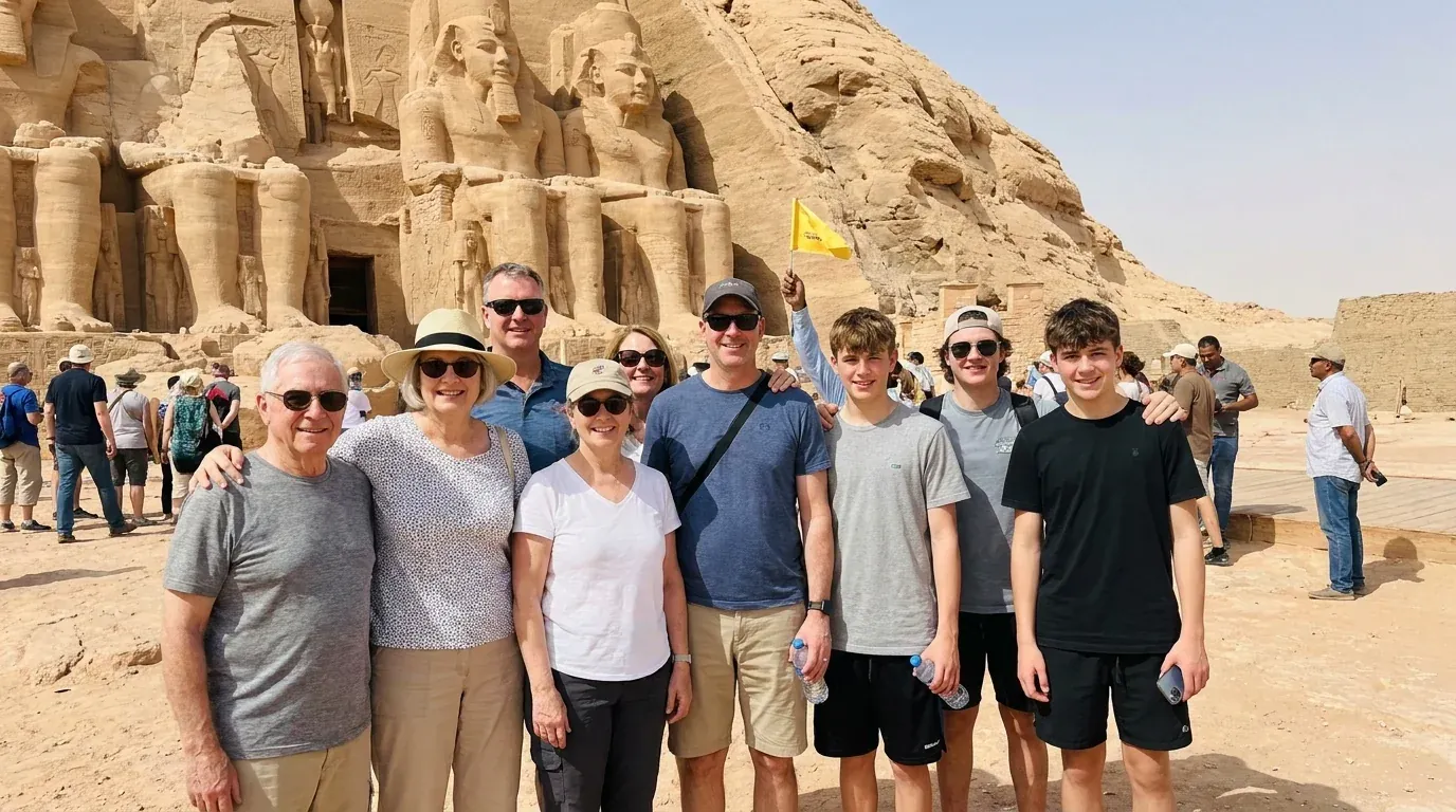 Reisende bei Abu Simbel Temples, Aswan – Ägypten & Jordanien Grand Tour: 18 Tage Abenteuer