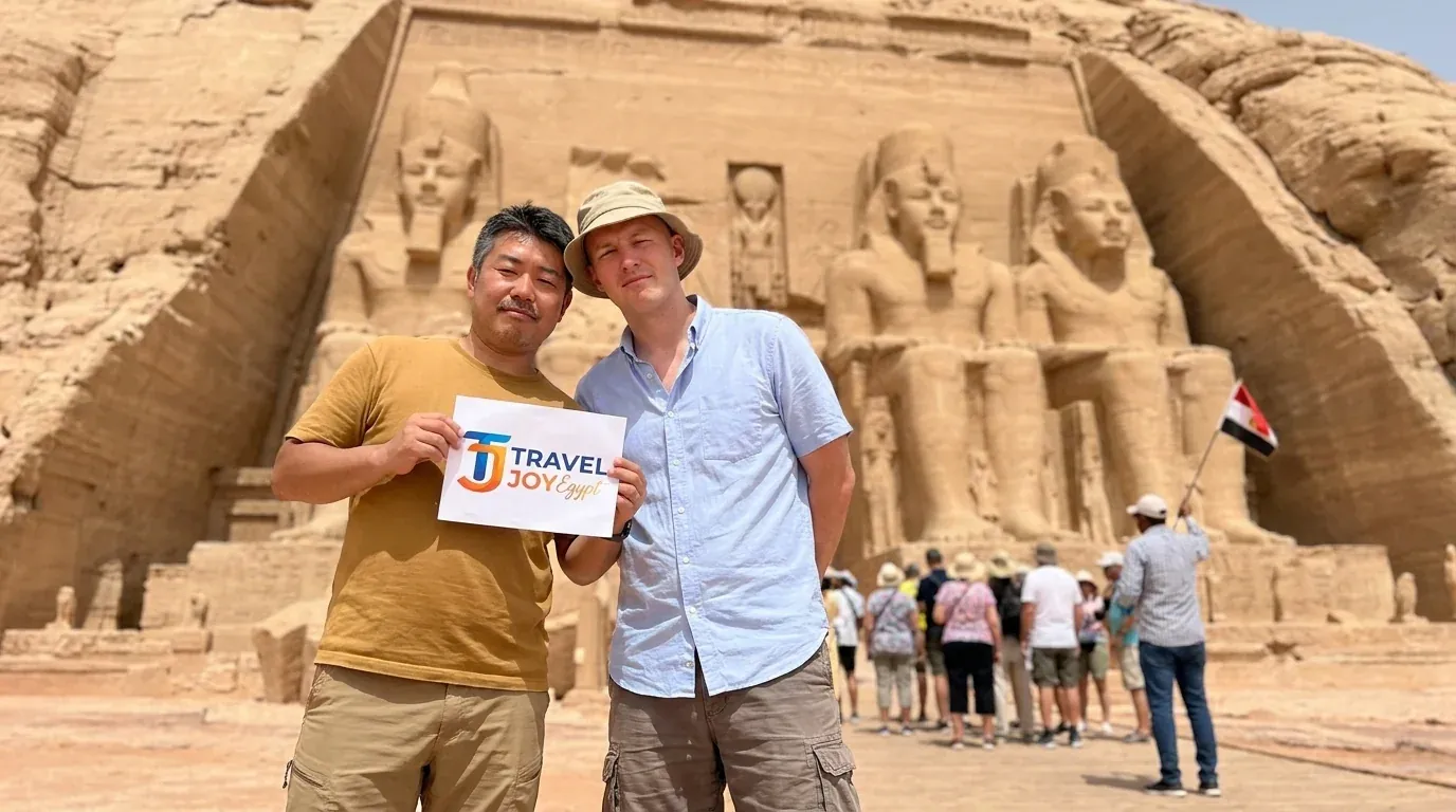 Viajeros en Abu Simbel Temples, Aswan – Tour de Egipto de 19 Días por Tierra