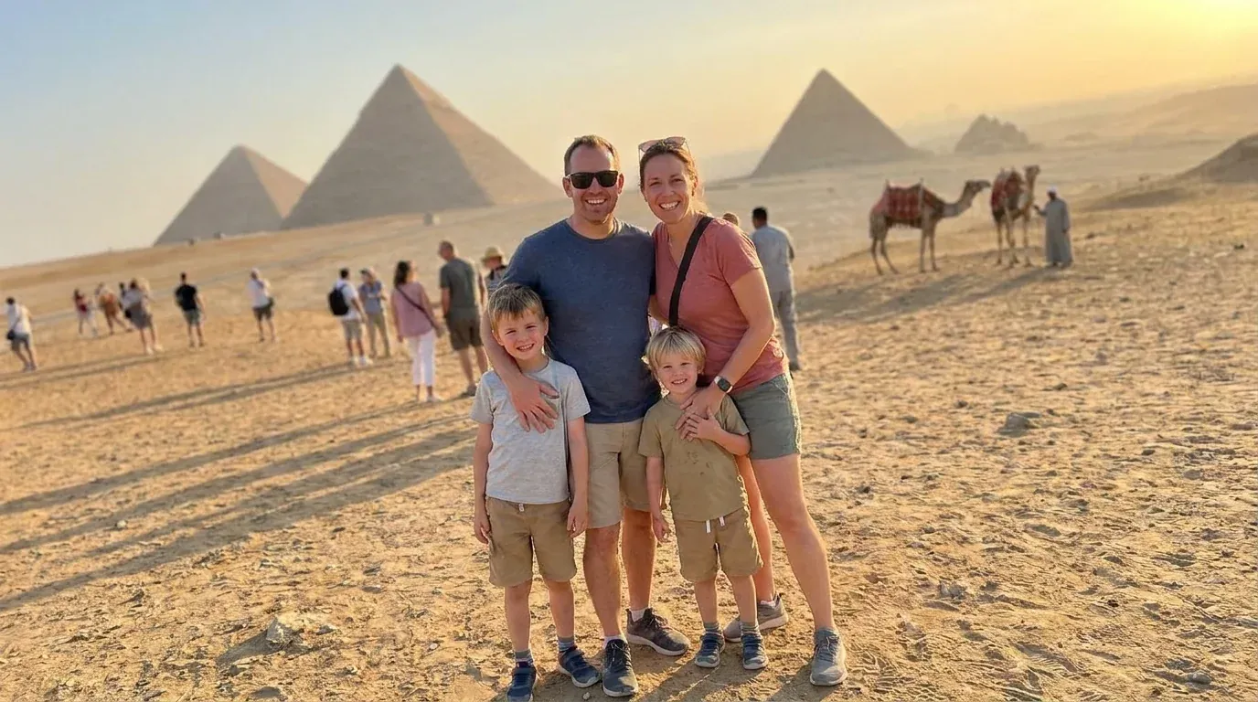 Reisende bei Pyramids of Giza, Cairo – 19 Tage Rabat Kairo Nilkreuzfahrt Marrakesch Petra Tour