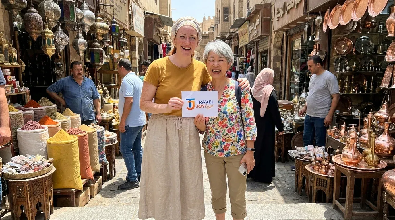Reisende bei Khan el-Khalili bazaar, Cairo – 2 Tage Kairo und Luxor per Flug, Hin- und Rückflug