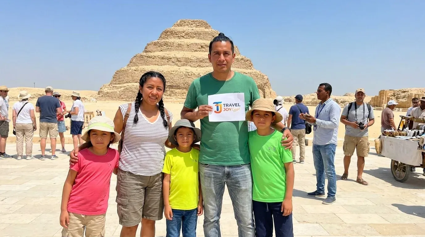Viajeros en Step Pyramid of Djoser, Saqqara – Tour de 2 días a El Cairo desde el puerto de Alejandría Regreso a Port Said