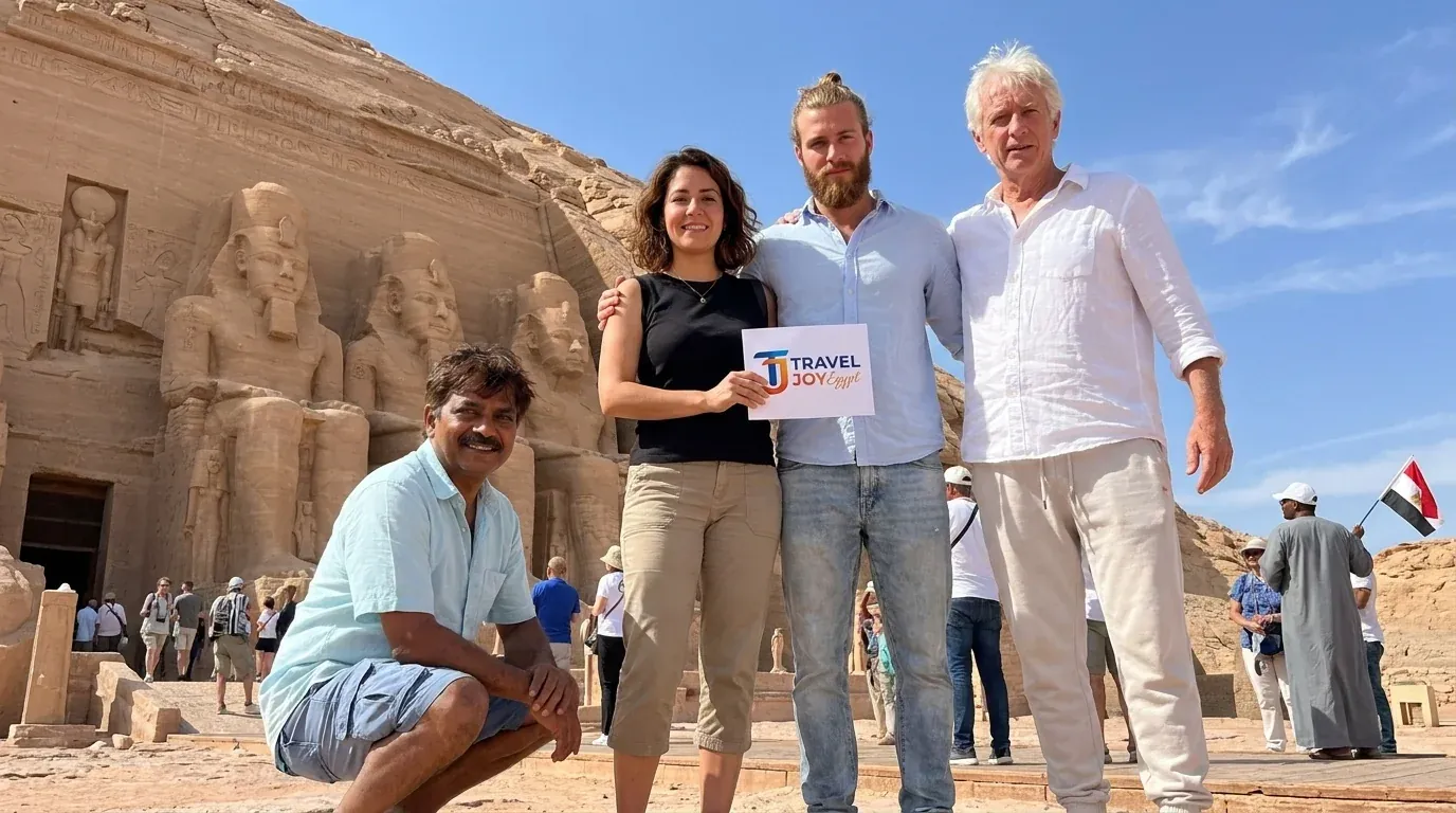 Viajeros en Abu Simbel Temples, Aswan – Aventura Grand Egypt de 20 Días y Retiro en el Mar Rojo