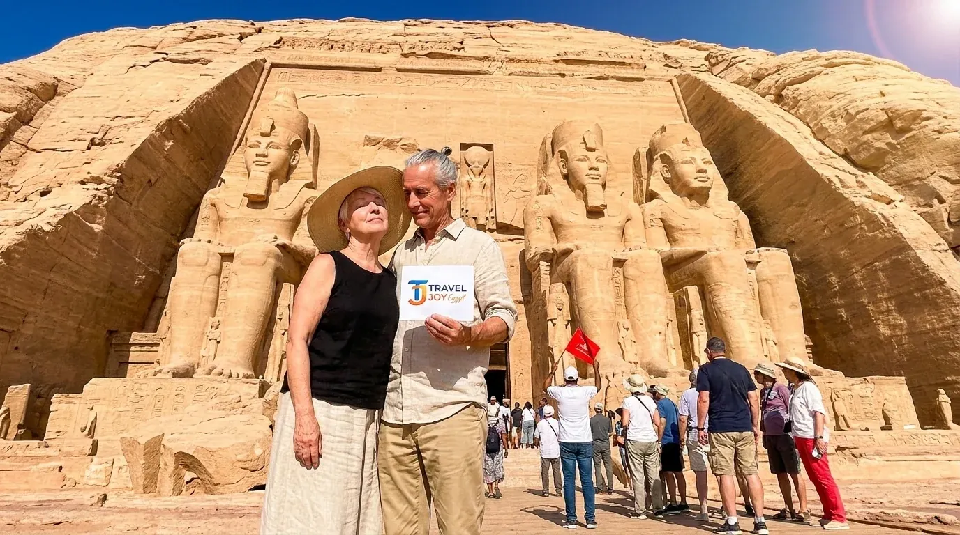 Cestovatelé u Abu Simbel Temples, Aswan – 20denní Velký okruh Egyptem, Jordánskem a Tureckem