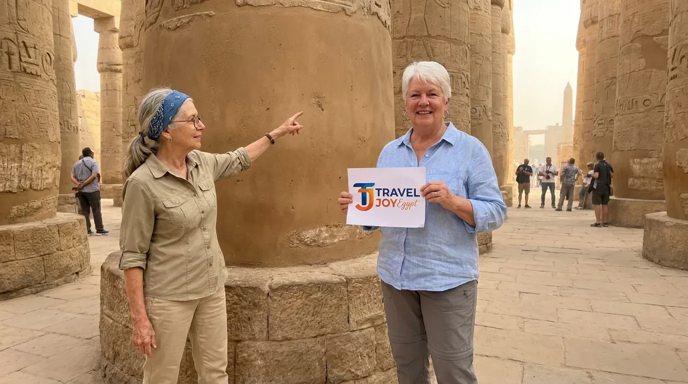 Viajeros en Karnak Temple, Luxor – 21 Días de Senderismo y Odisea en el Antiguo Egipto