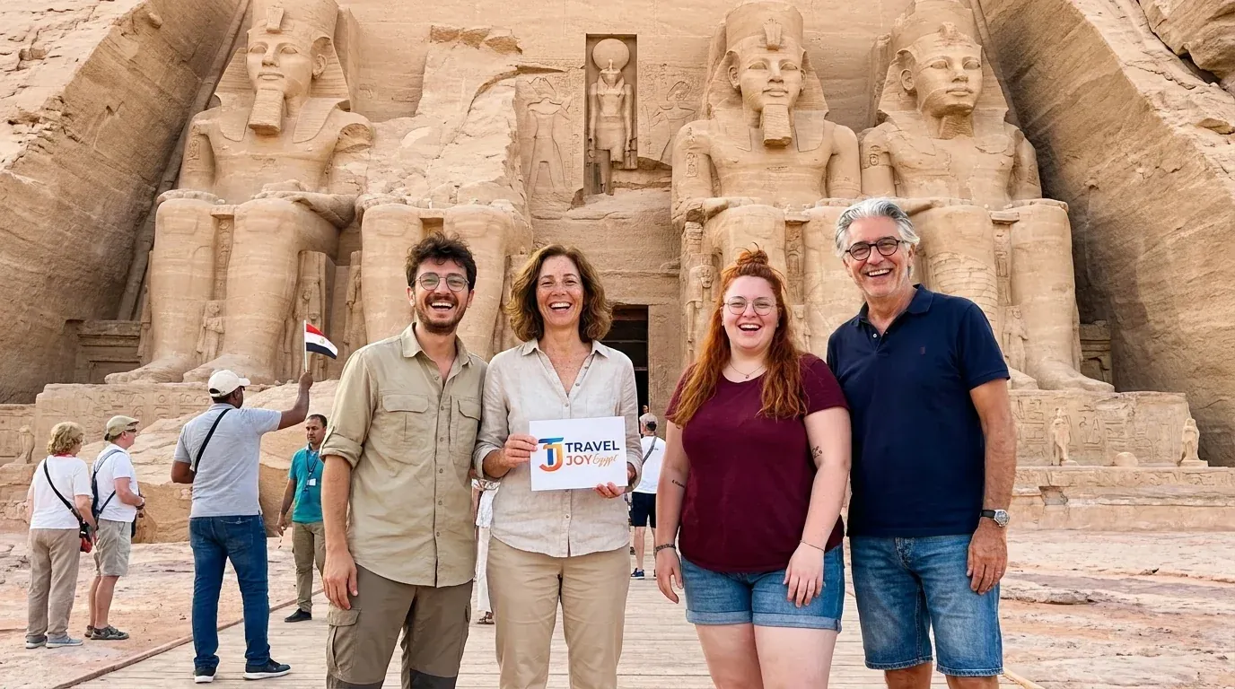 Viajeros en Abu Simbel Temples, Aswan – 21 Días de Inmersión Cultural en Egipto y Maravillas