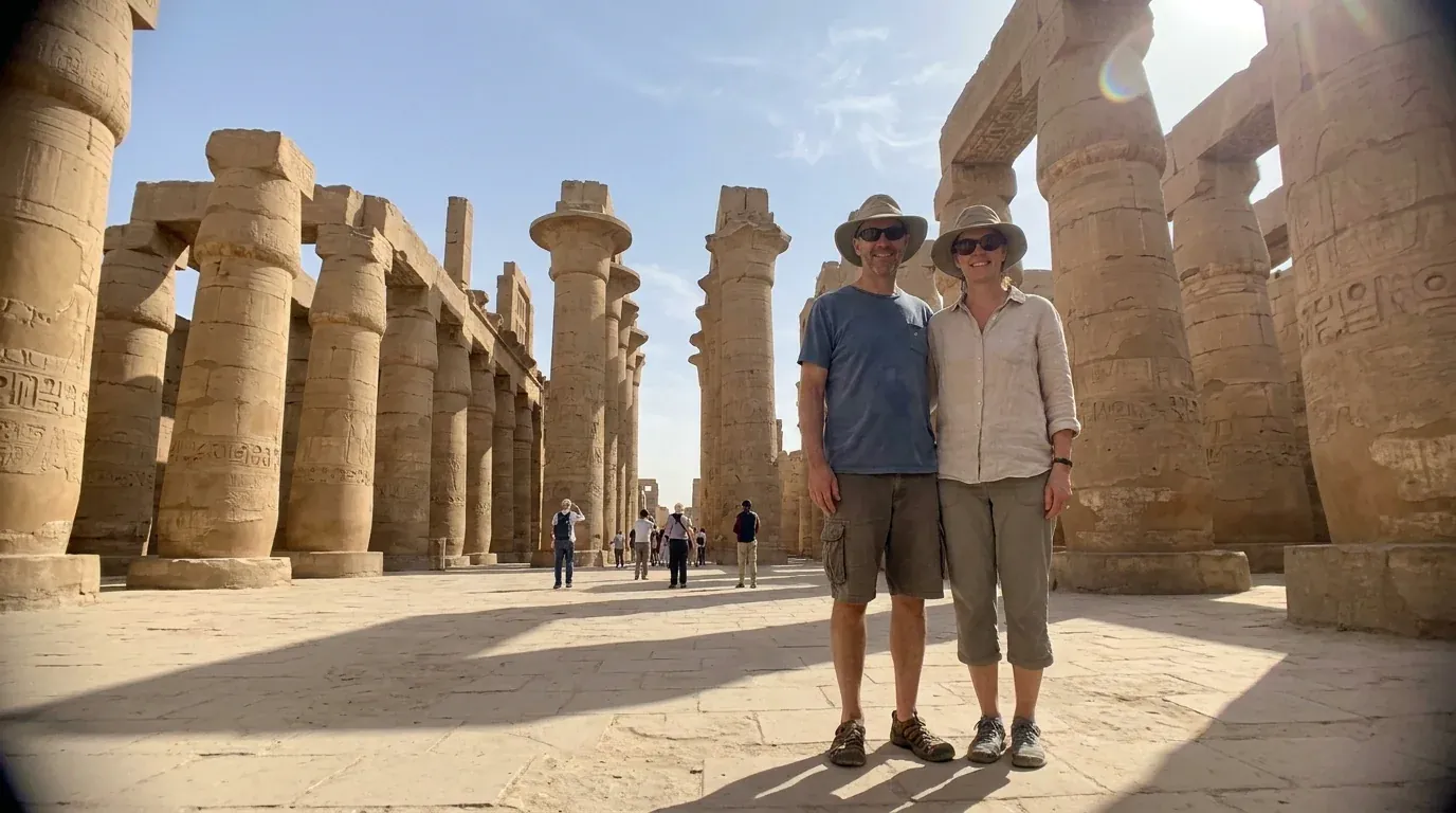 Viajeros en Karnak Temple, Luxor – 21 Días de Inmersión Cultural en Egipto y Maravillas