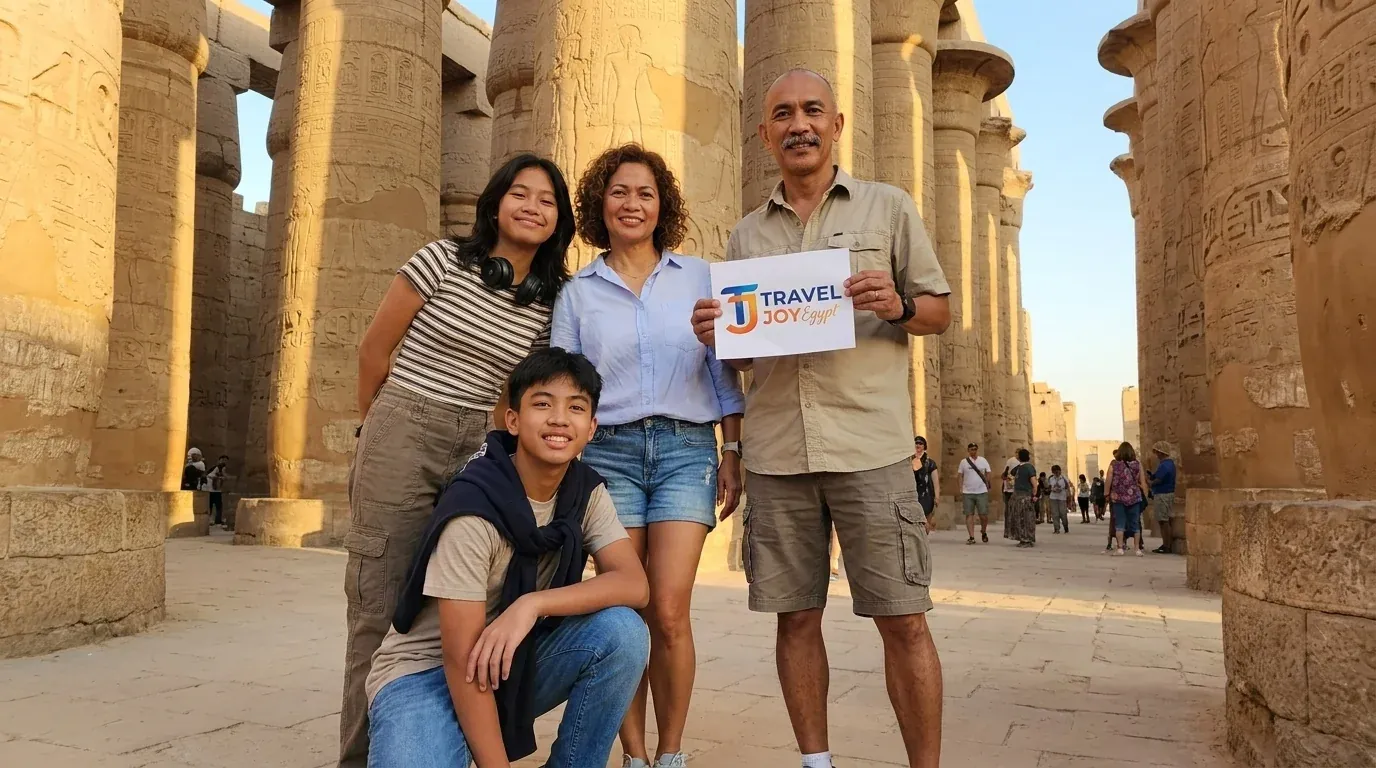 Viajantes em Karnak Temple, Luxor – Tour Grandioso pelo Egito de 21 Dias com Cruzeiro pelo Nilo