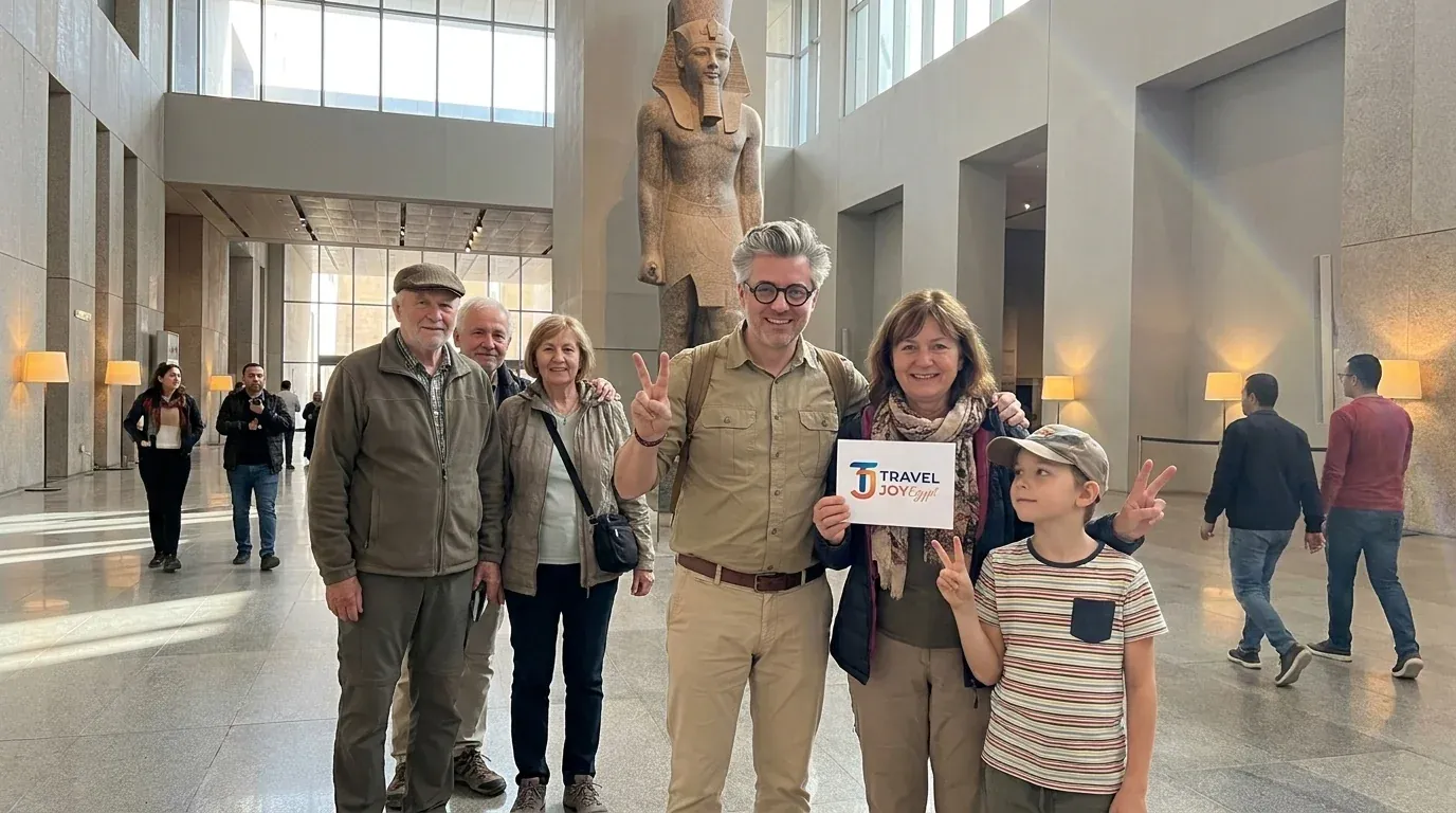 Viajantes em Grand Egyptian Museum, Giza – Excursão de 3 dias pela cidade do Cairo