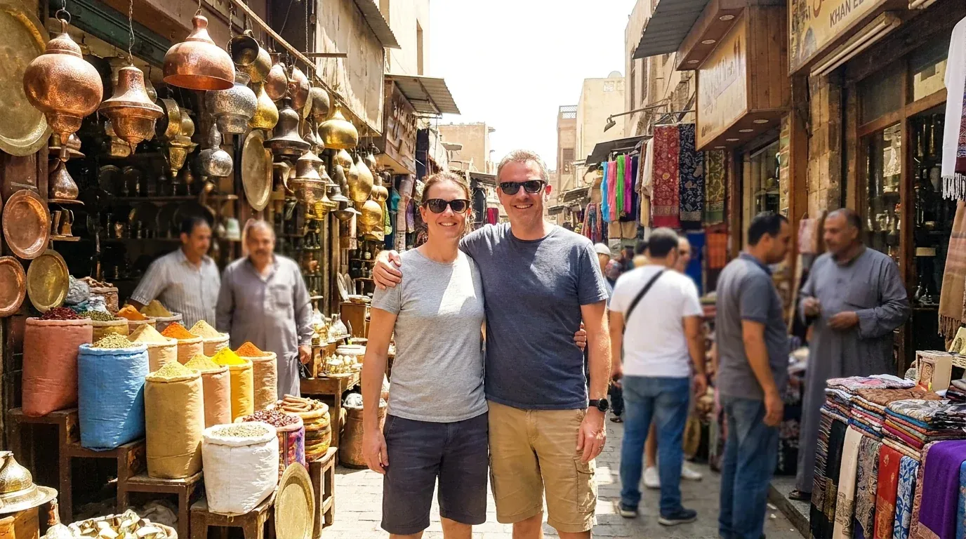 Viajantes em Khan el-Khalili bazaar, Cairo – Excursão de 3 dias pela cidade do Cairo