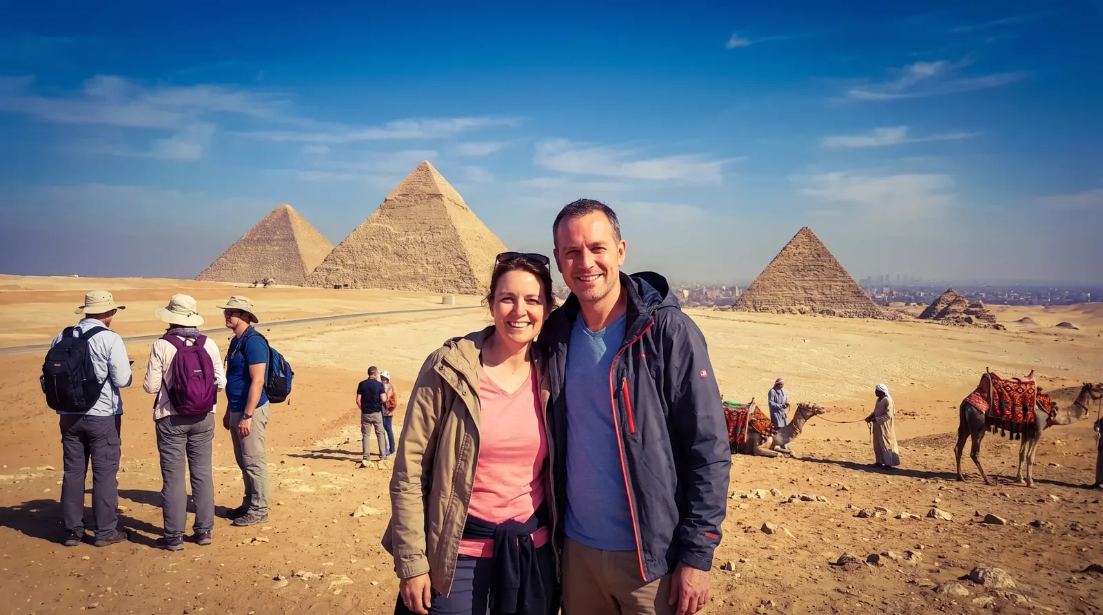 Reisende bei Pyramids of Giza, Cairo – 5-tägiges Tourpaket für Kairo und Luxor