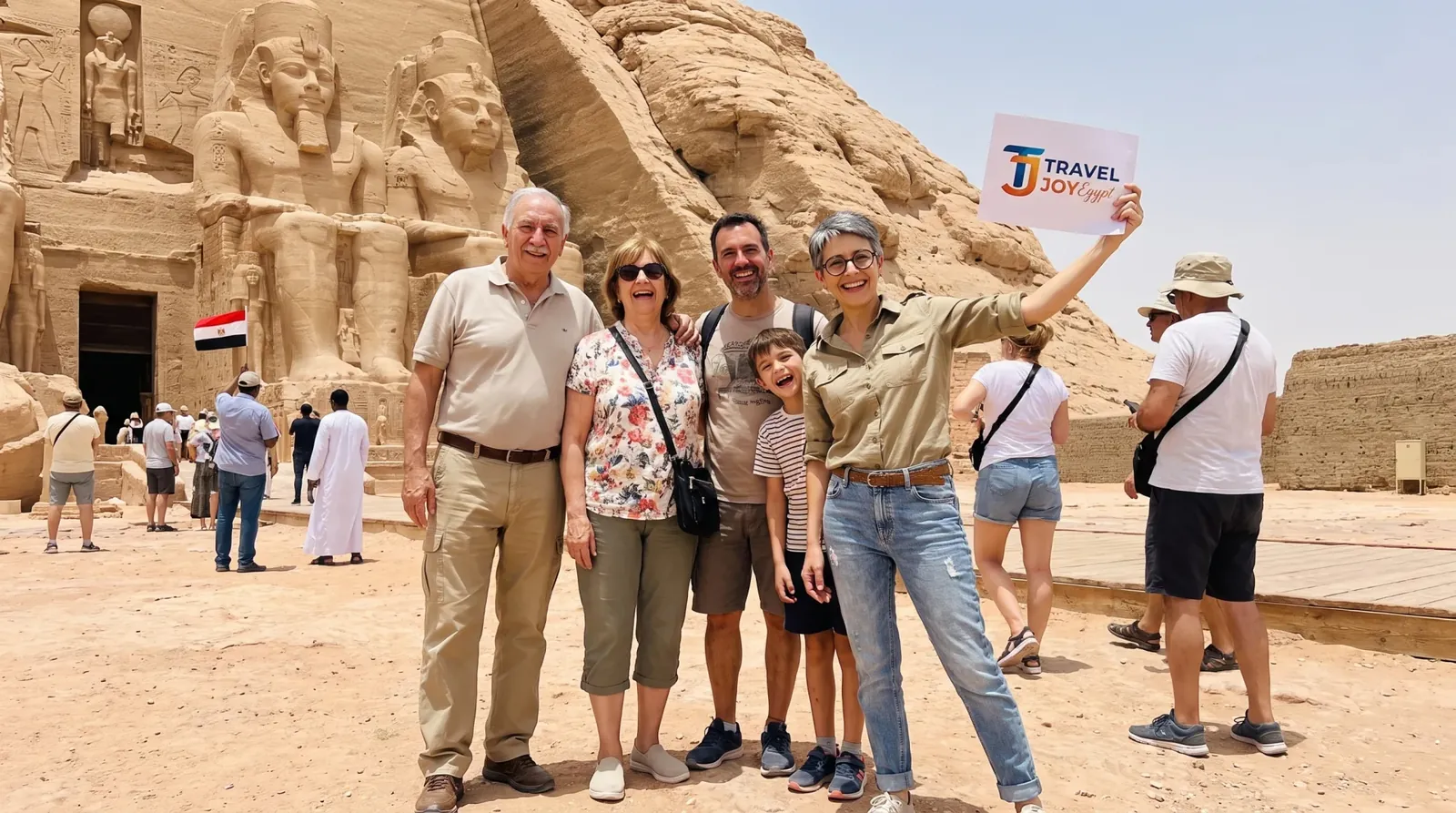 Viajeros en Abu Simbel Temples, Aswan – Tour de Lujo de 7 Días en Egipto: El Cairo, Luxor y Asuán
