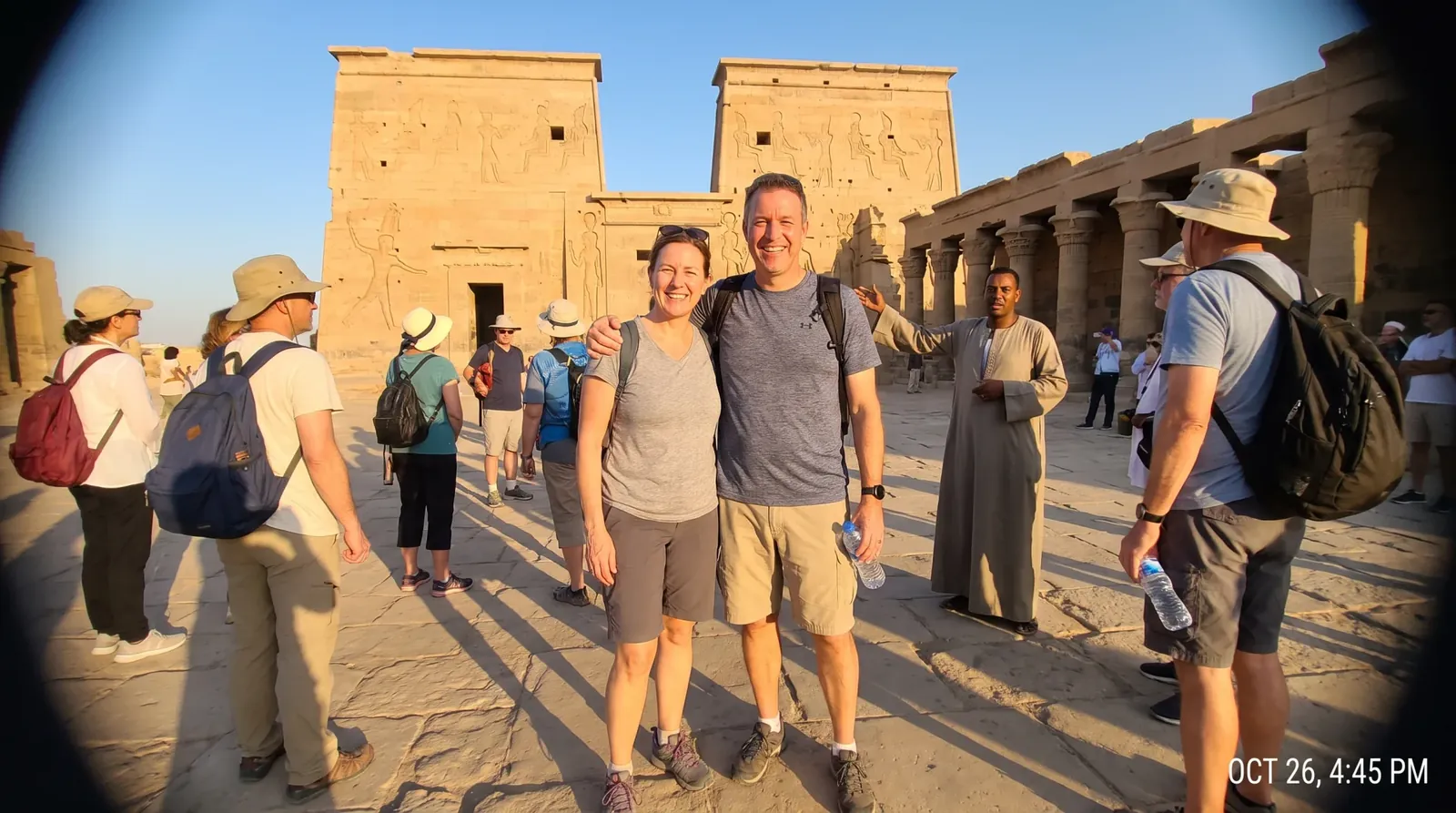 Viajeros en Philae Temple, Aswan – Tour de Lujo de 7 Días en Egipto: El Cairo, Luxor y Asuán