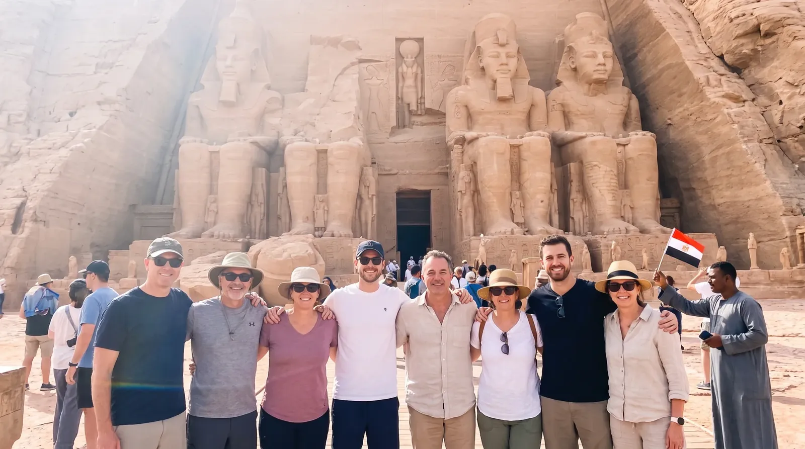 Reisende bei Abu Simbel Temples, Aswan – 8-tägige Tour Kairo, Alexandria, Luxor, Assuan