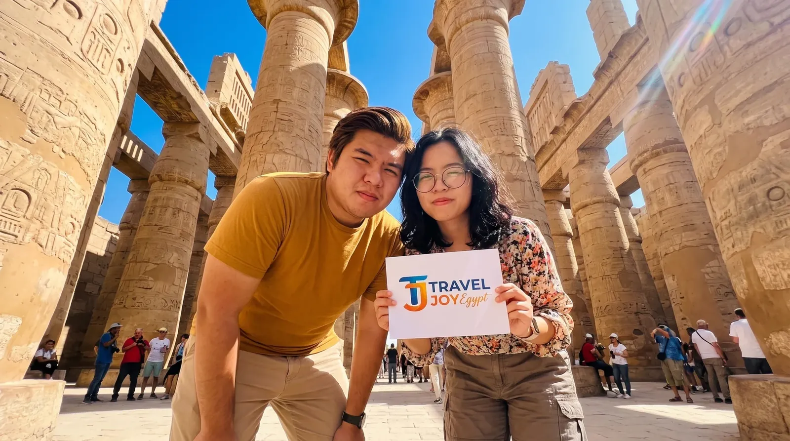 Cestovatelé u Karnak Temple, Luxor – 9denní zájezd do Egypta: Káhira, plavba po Nilu a Alexandrie