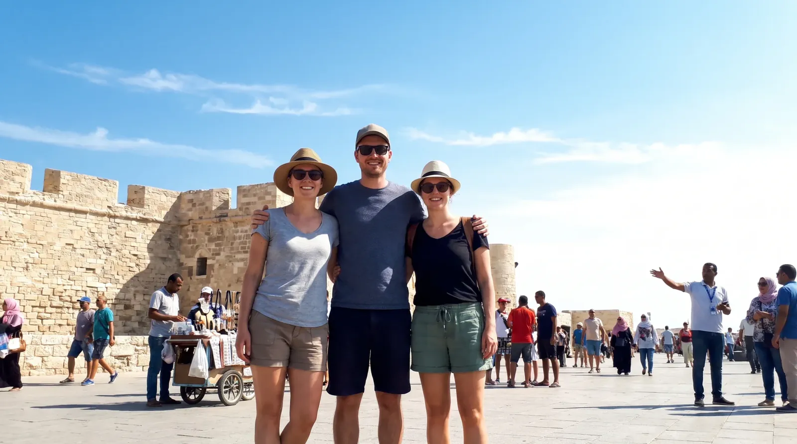 Cestovatelé u Citadel of Qaitbay, Alexandria – 9denní zájezd do Egypta: Káhira, plavba po Nilu a Alexandrie