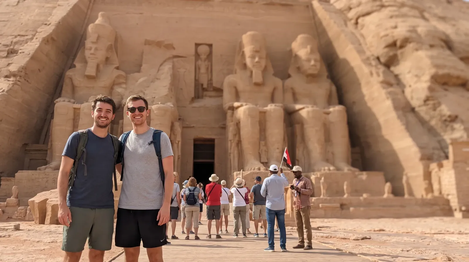 Reisende bei Abu Simbel Temples, Aswan – Luxus 8-tägige Ägypten-Tour: Kairo & Nilkreuzfahrt