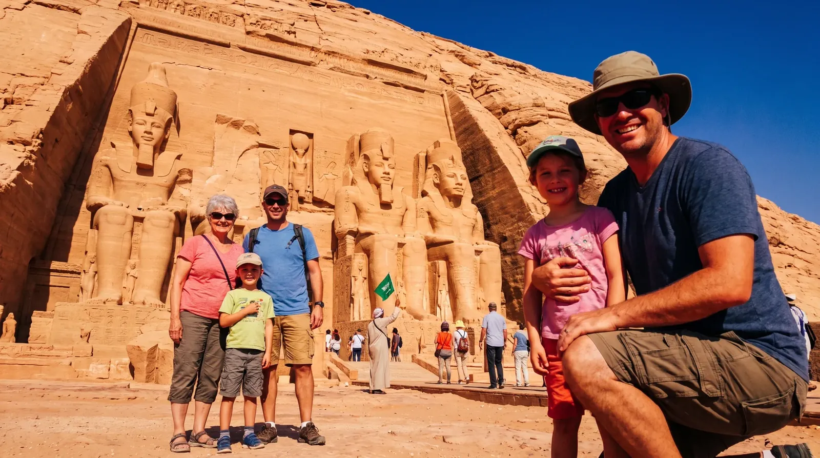 Cestovatelé u Abu Simbel Temples, Aswan – Egyptské starověké zázraky: 11denní soukromá prohlídka