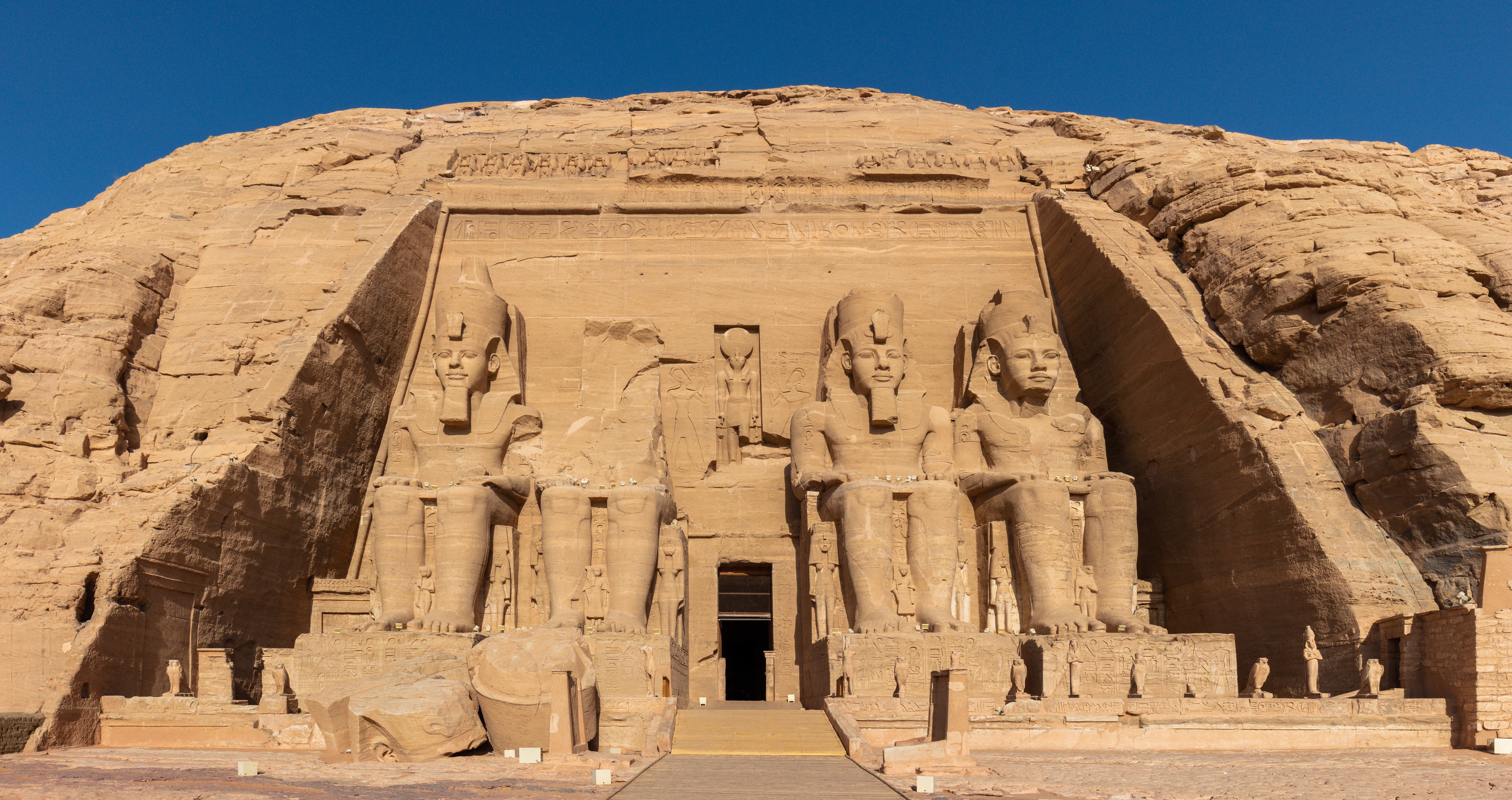 estatua en la entrada del templo de abu simbel, Templos de Abu Simbel Egipto