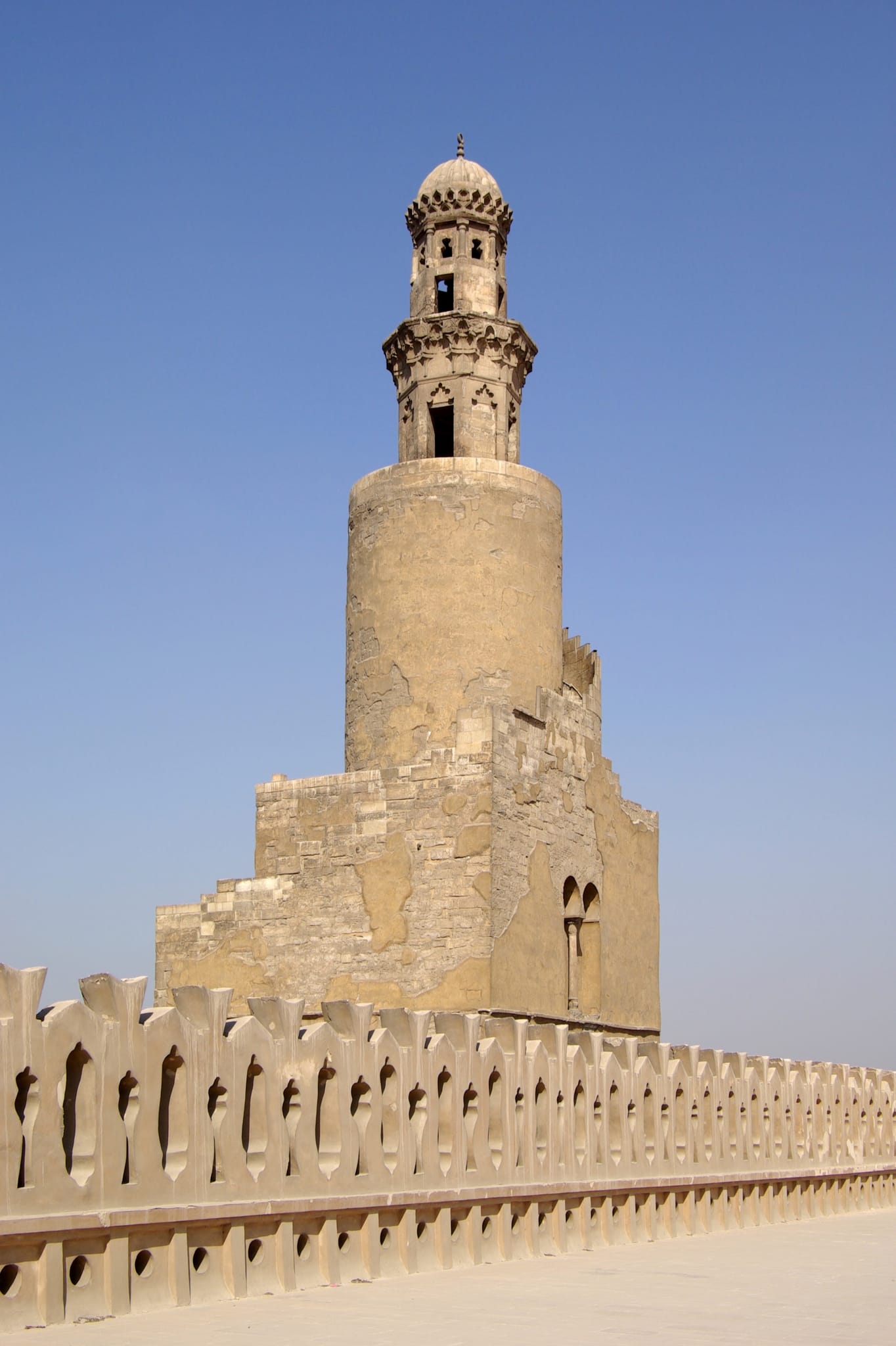 Mešita Ahmeda Ibn Tuluna s minaretem mešity amir sarghatmish, mešita Ahmeda Ibn Tulun