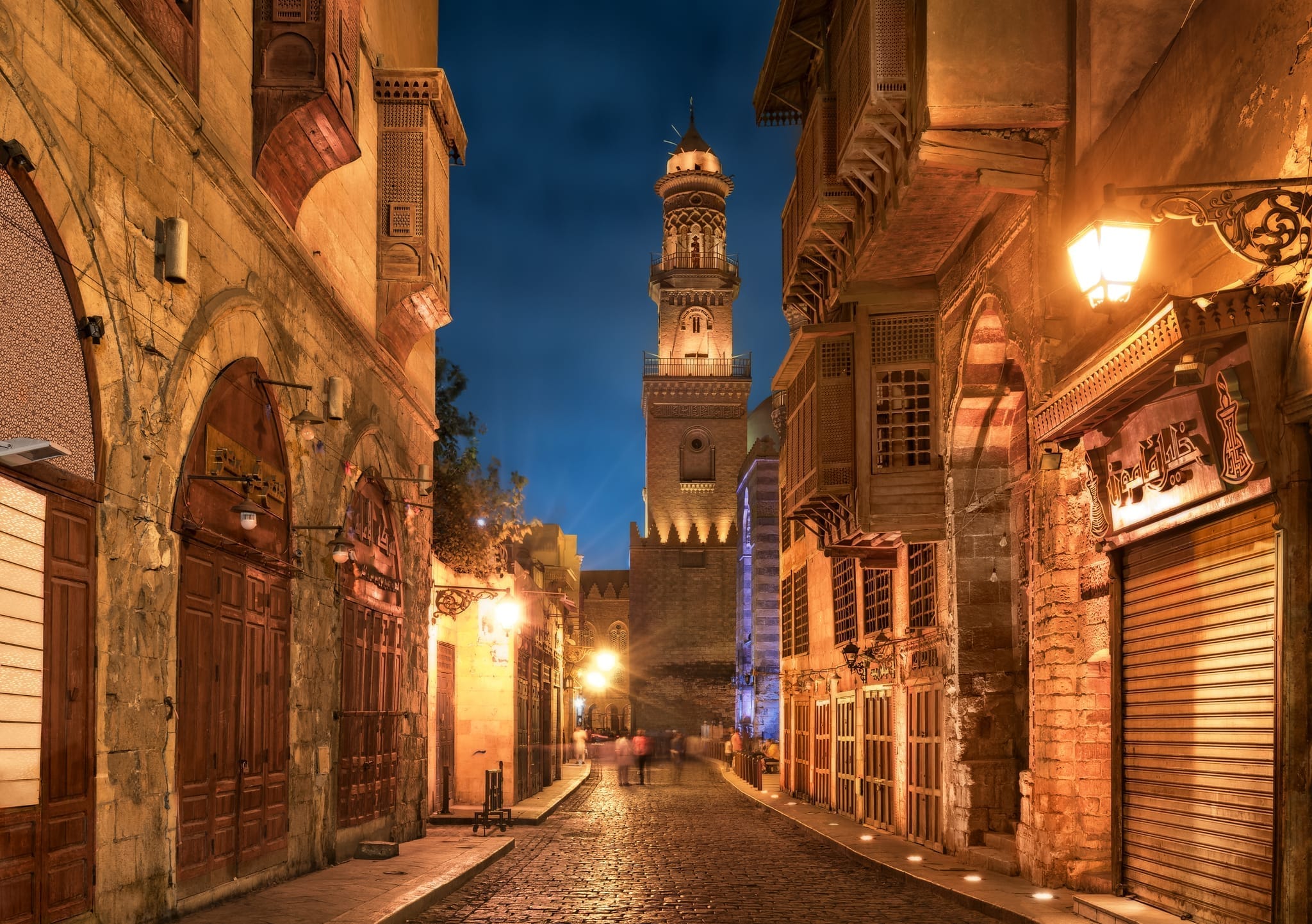 Bela vista da Rua Al Muizz no Cairo Islâmico, Mesquita Al Aqmar Cairo