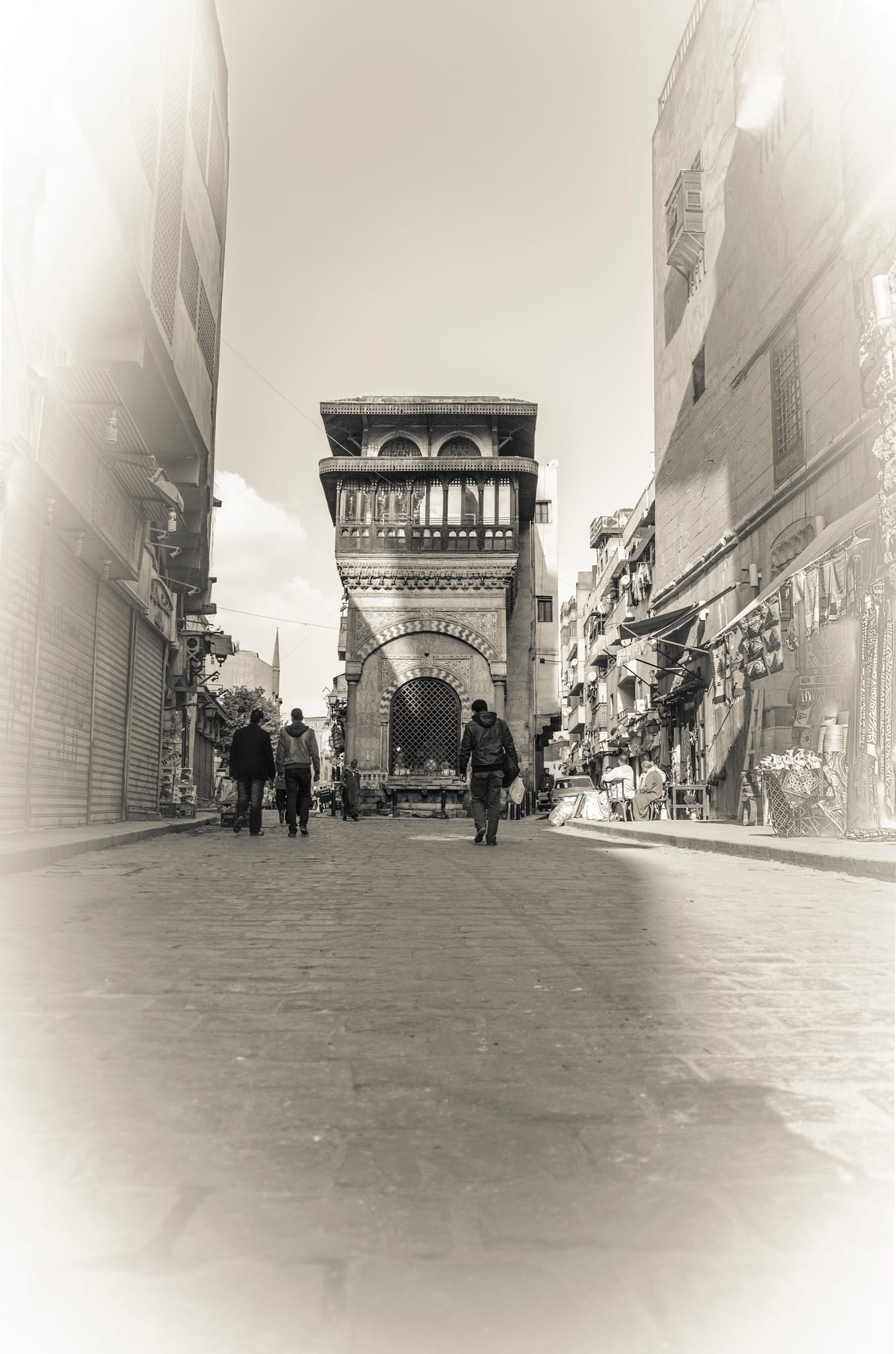 Rua Moez com Sabil-Kuttab do edifício histórico Katkhuda no outro extremo, Mesquita Al Aqmar Cairo
