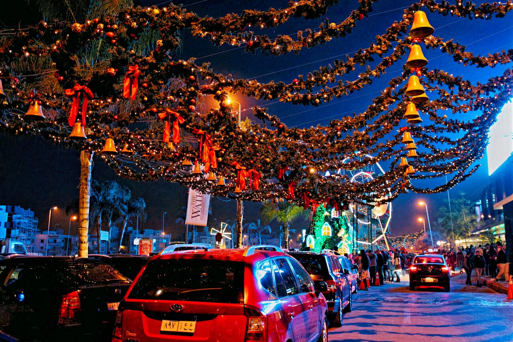 Rua festivamente decorada no Cairo com luzes de Natal