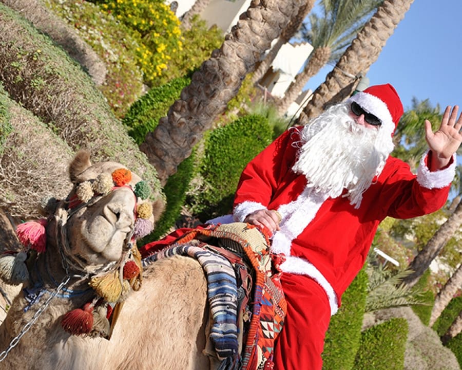 Baba Noël, o Papai Noel egípcio, with children