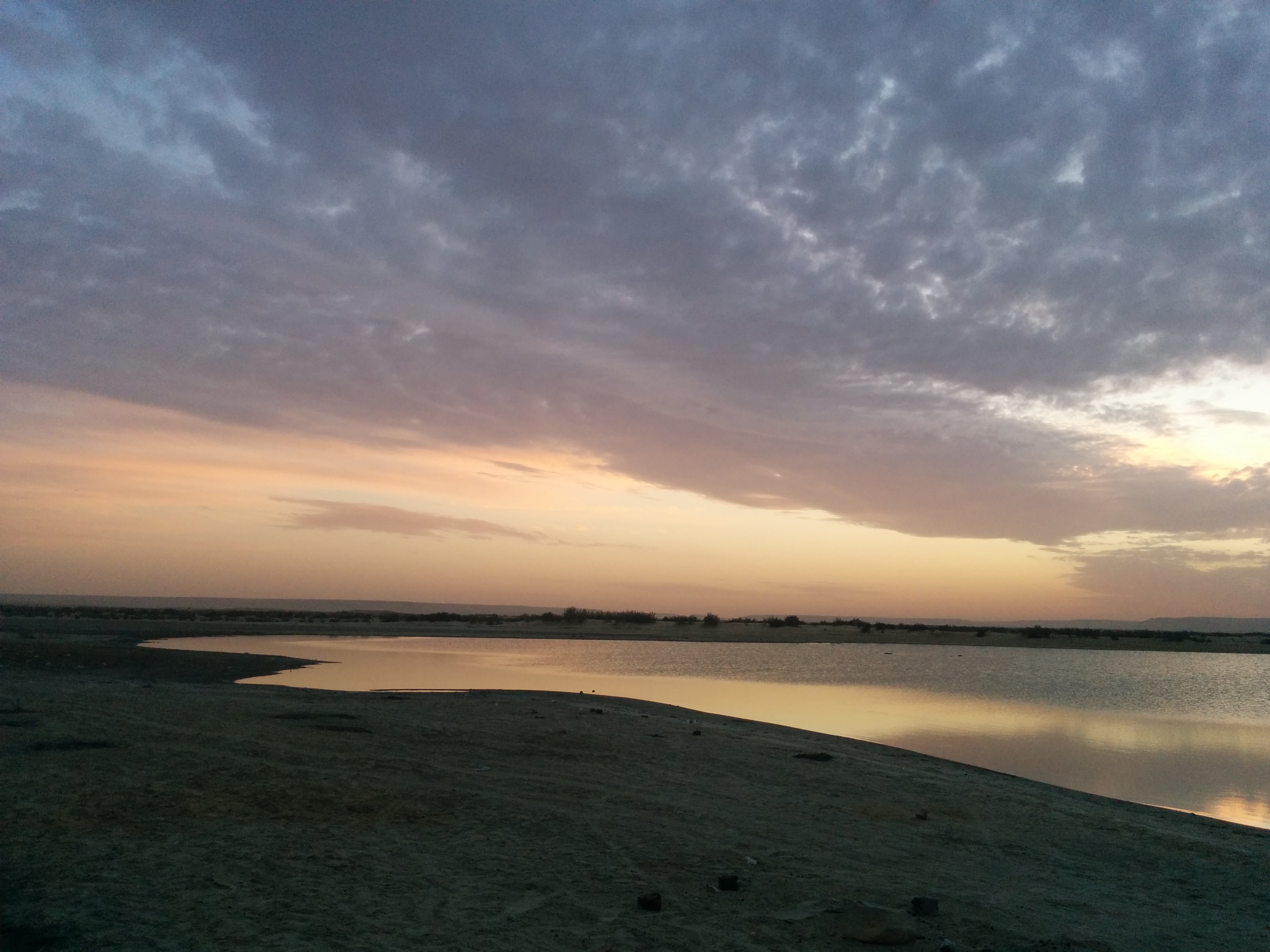 schöner Sonnenuntergang über Sanddünen in der weißen Wüste, Farafra-Oase Ägypten