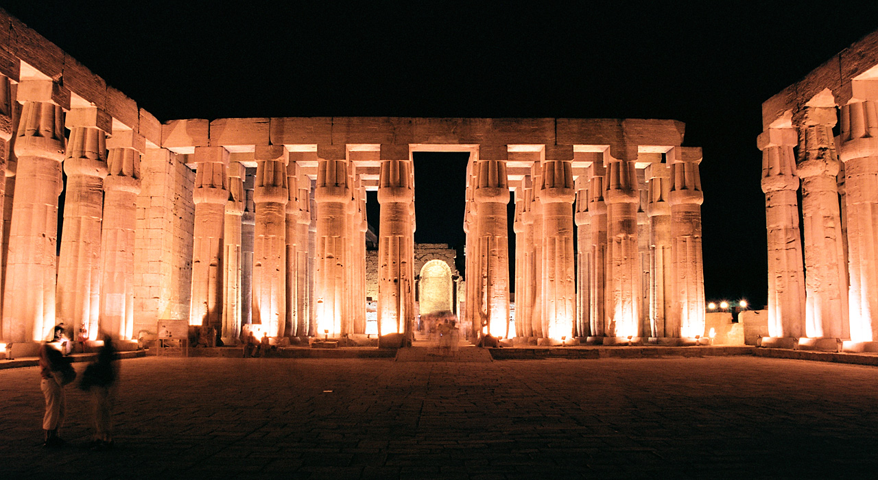 Templo de Luxor de noche, iluminado