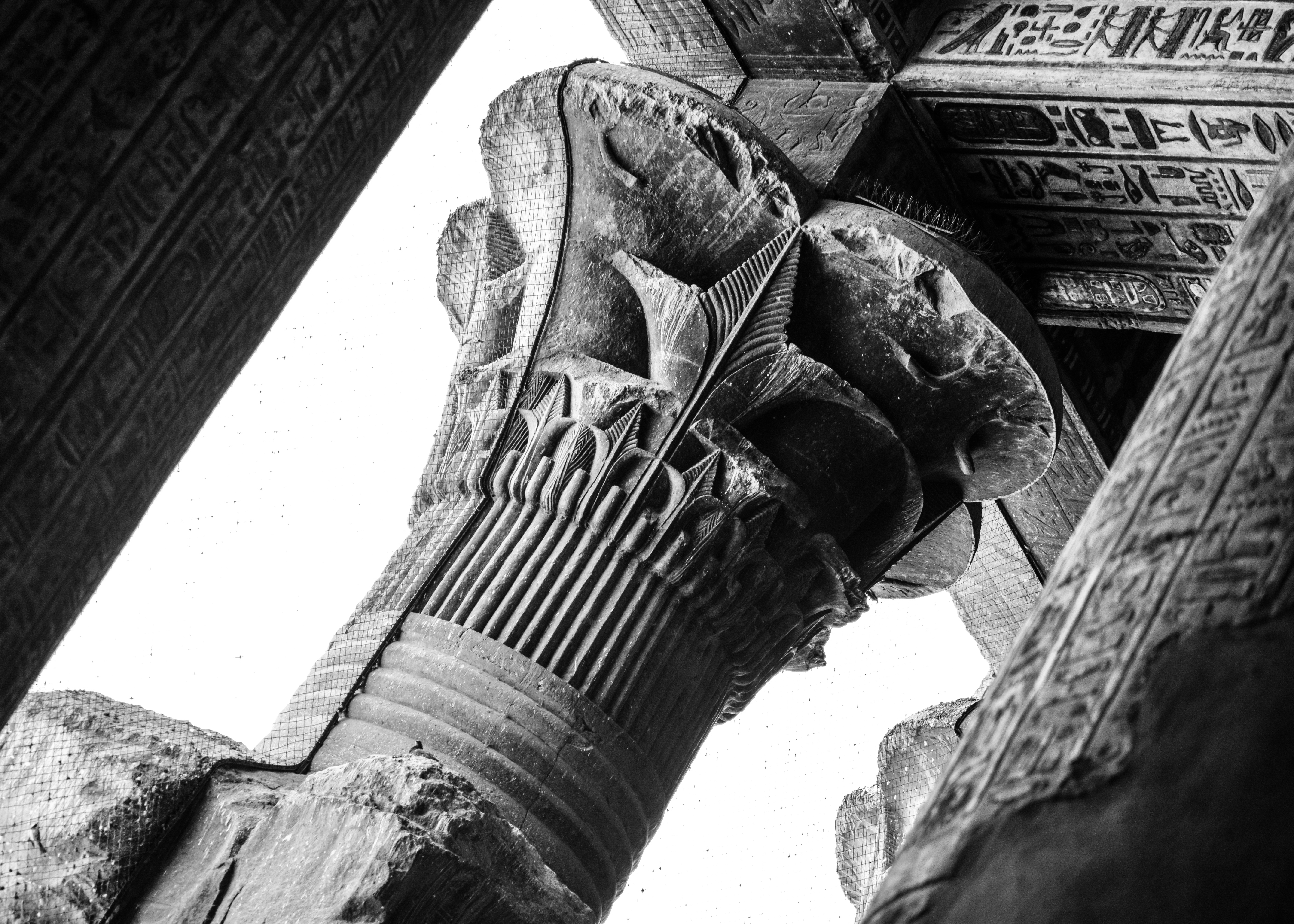 Tallas detalladas dentro del templo de Medinet Habu