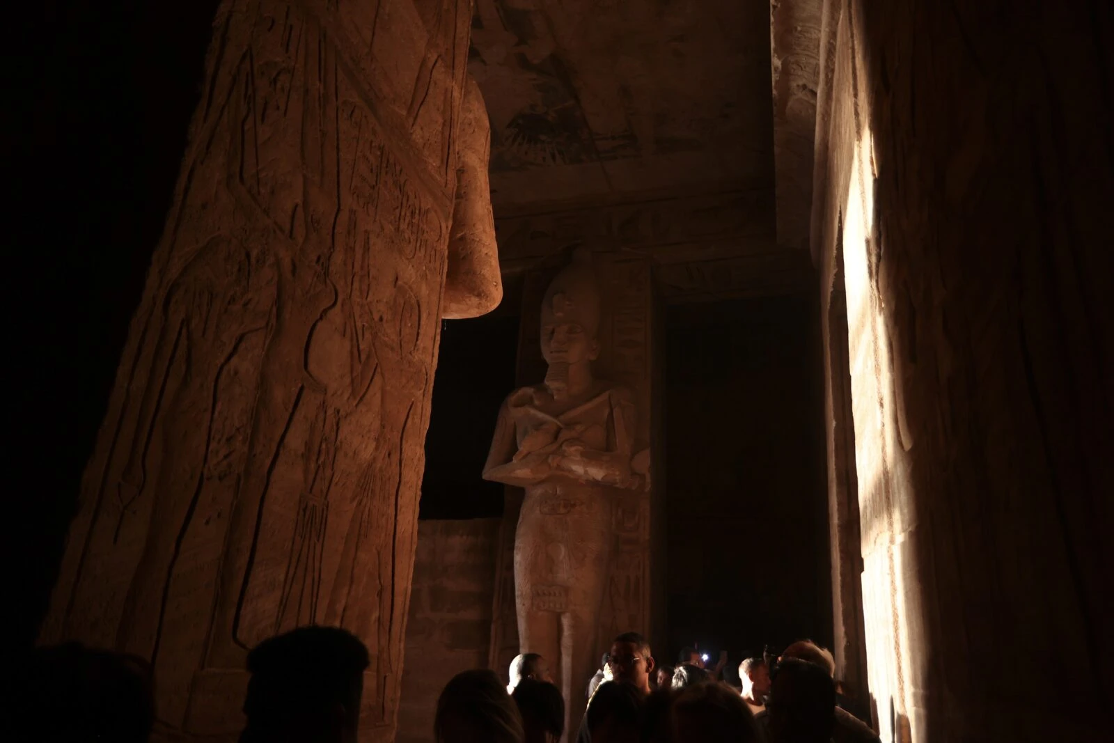 Sonnenstrahlen fallen auf das Gesicht der riesigen Statue von Ramses II., Stadt Memphis