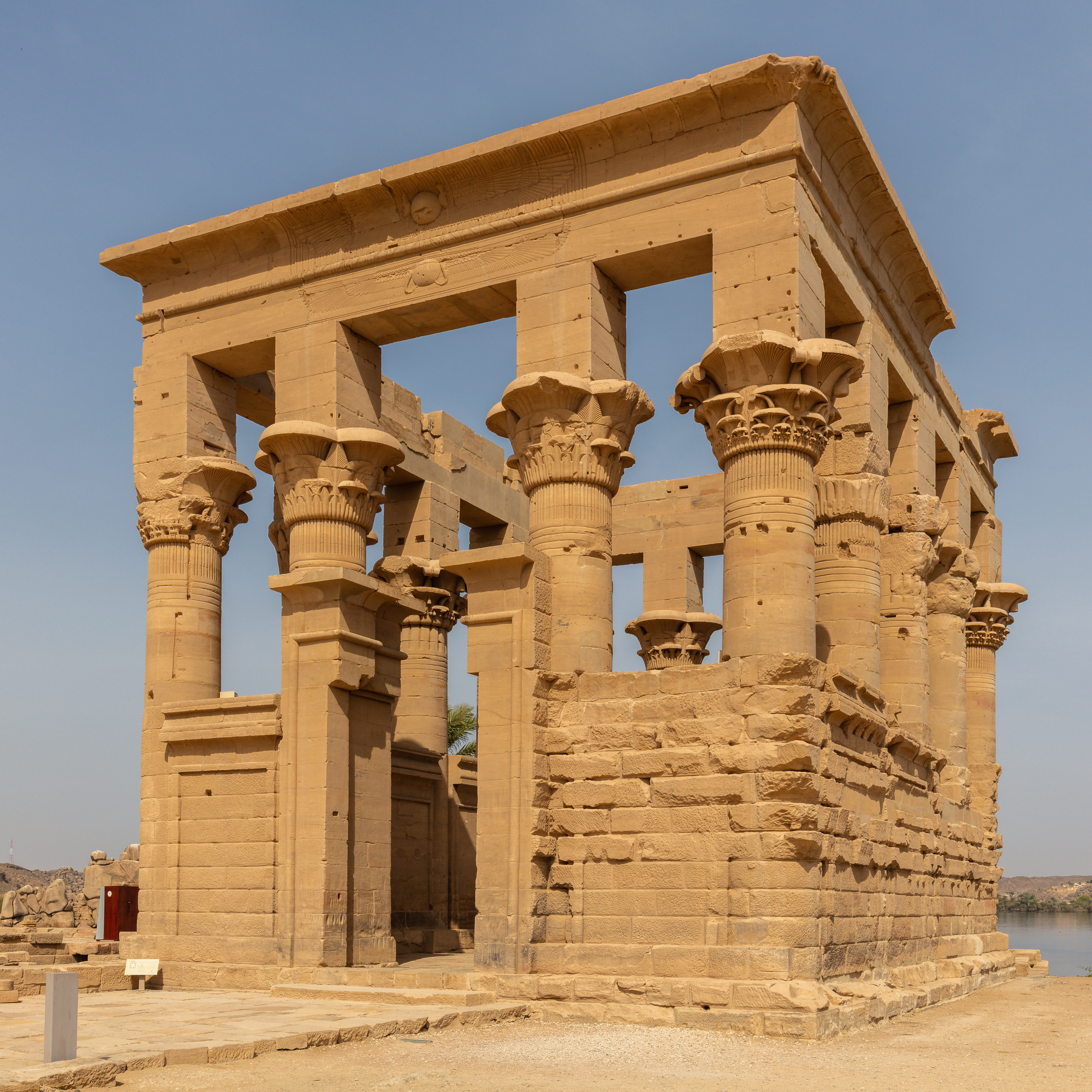 Kiosco de Trajano en Filae en Asuán, Templo de Filae en Asuán