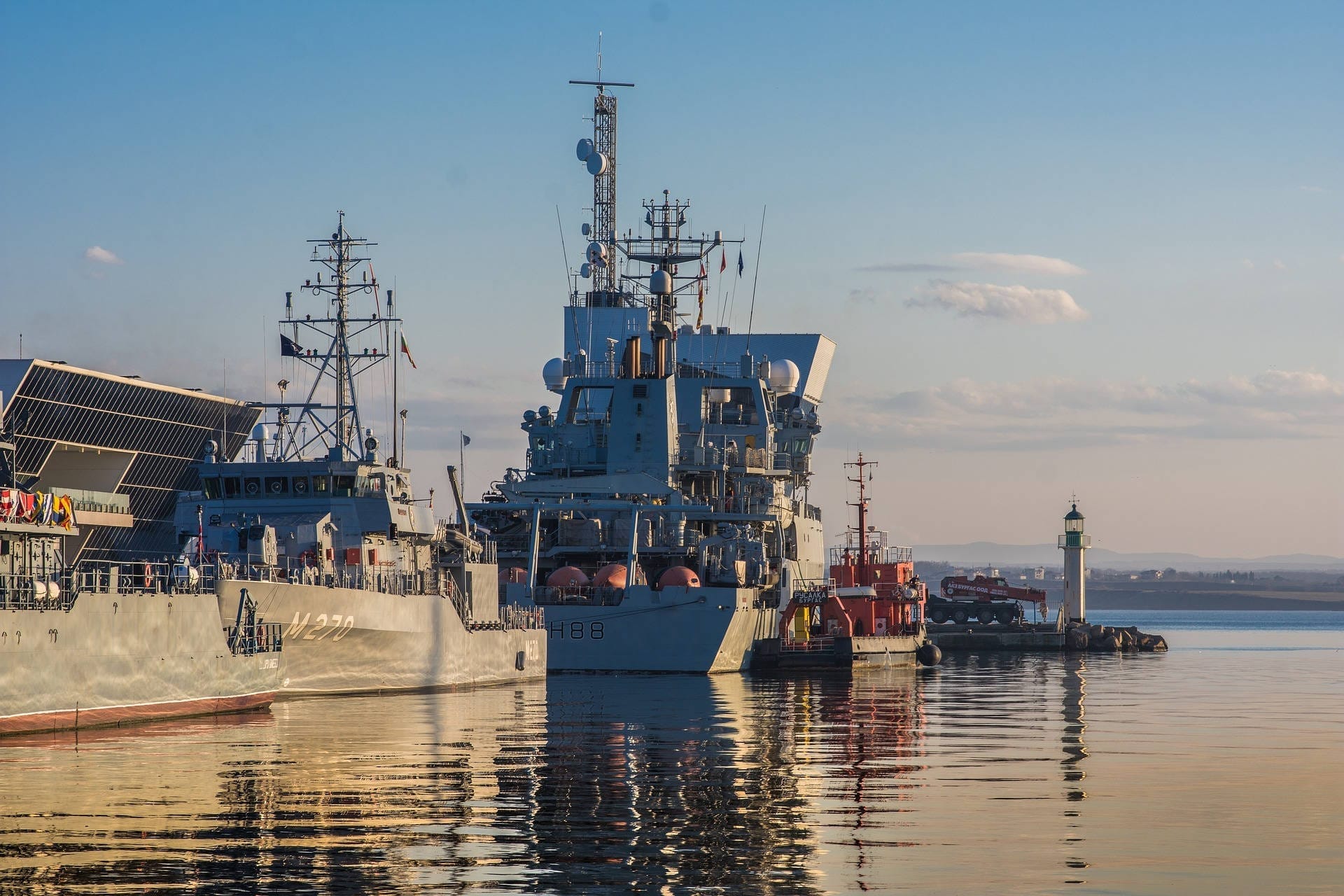 Molo a lodě na moři. Obloha před úsvitem. Minutu před východem slunce. Rudé moře, Egypt ports